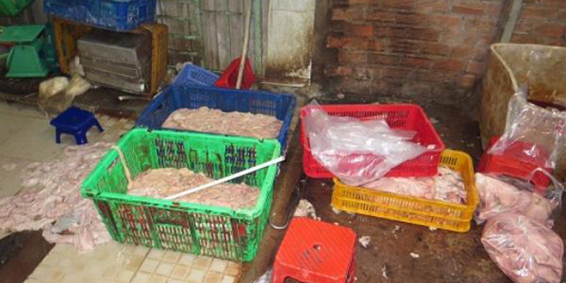 Phát hiện hơn 2 tấn lòng heo được tẩy trắng bằng nước oxy già