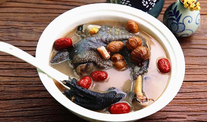 Trời lạnh, hầm ngay nồi gà tiềm thuốc bắc bồi bổ sinh lực cho cả nhà
