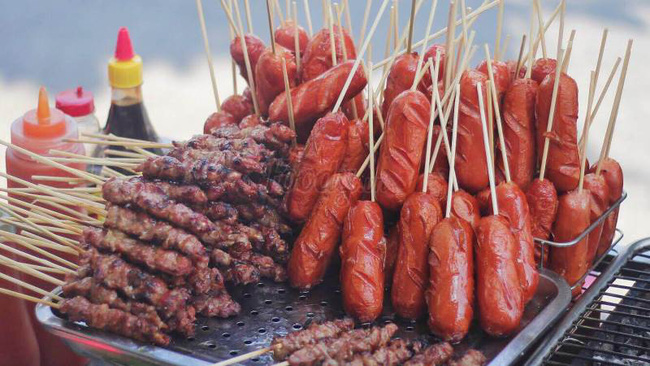 Cẩn trọng để không mua phải xúc xích bẩn cho con ăn dịp Tết: Chuyên gia hướng dẫn cách nhận biết