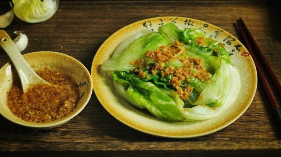 Xà lách luộc sốt tỏi, món ăn “dễ nhất quả đất”, chồng con gắp lia lịa không ngơi tay