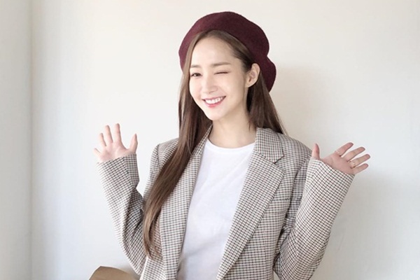 Thương cho Park Min Young, cố tình mặc hở khoe eo nhưng lại không hút mắt bằng Chungha lên đồ kín đáo
