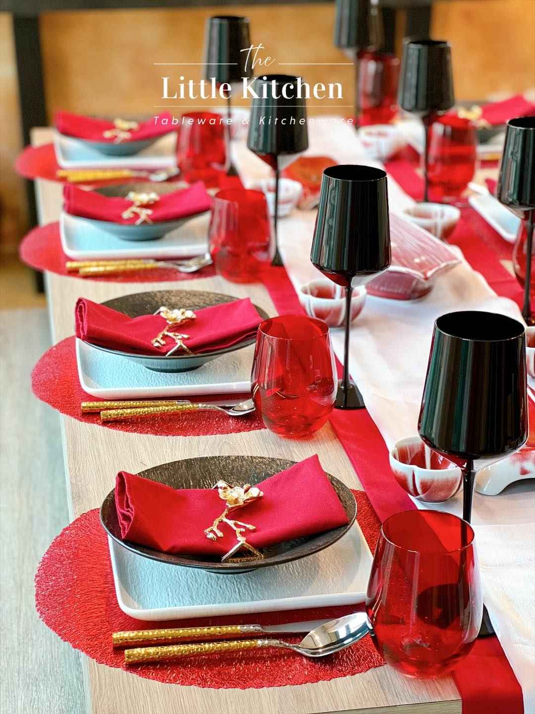 Set tiệc đỏ đen năm mới