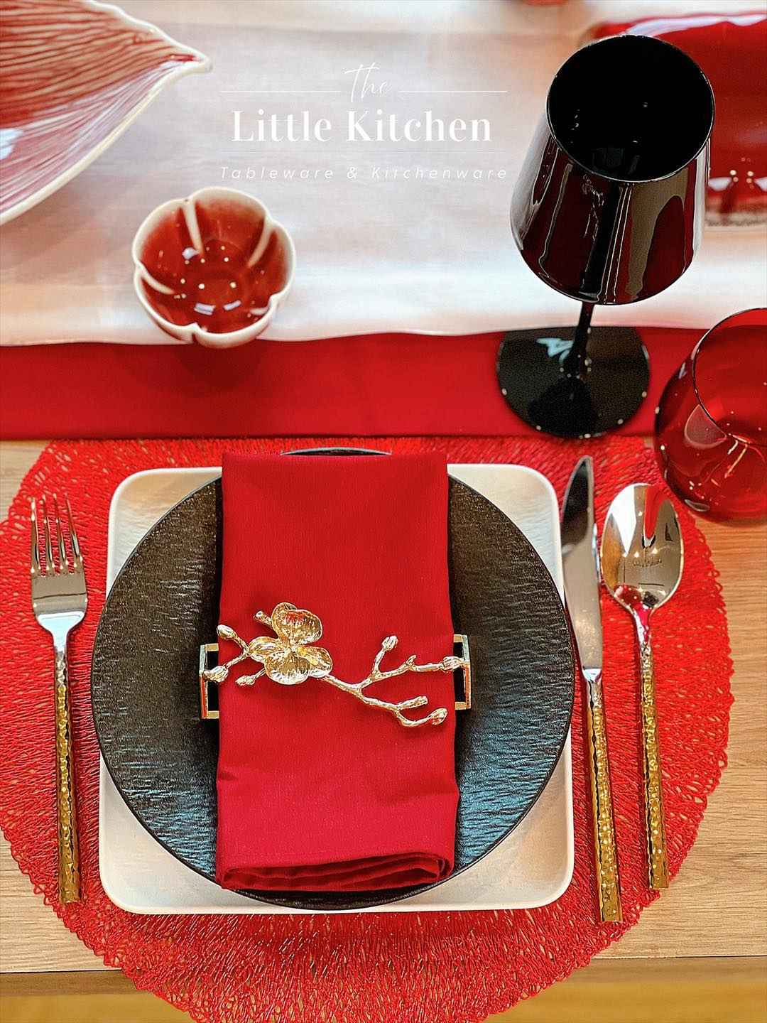 Set tiệc đỏ đen năm mới