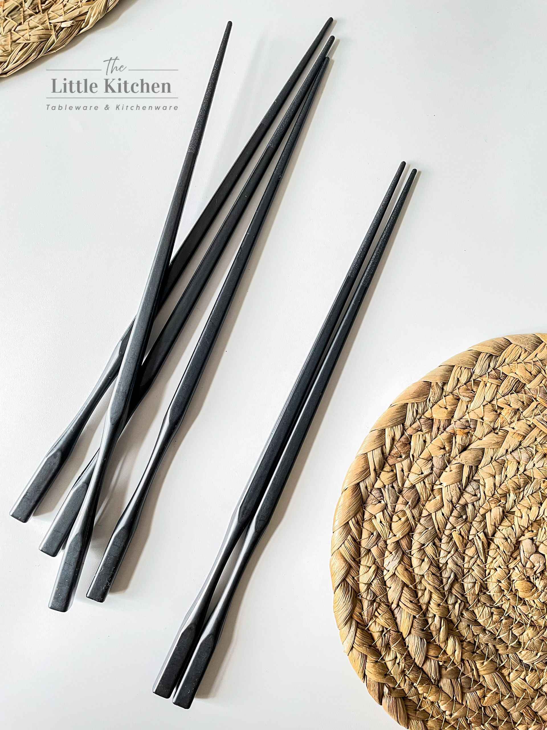 Set tiệc đen trắng matt tua rua vàng