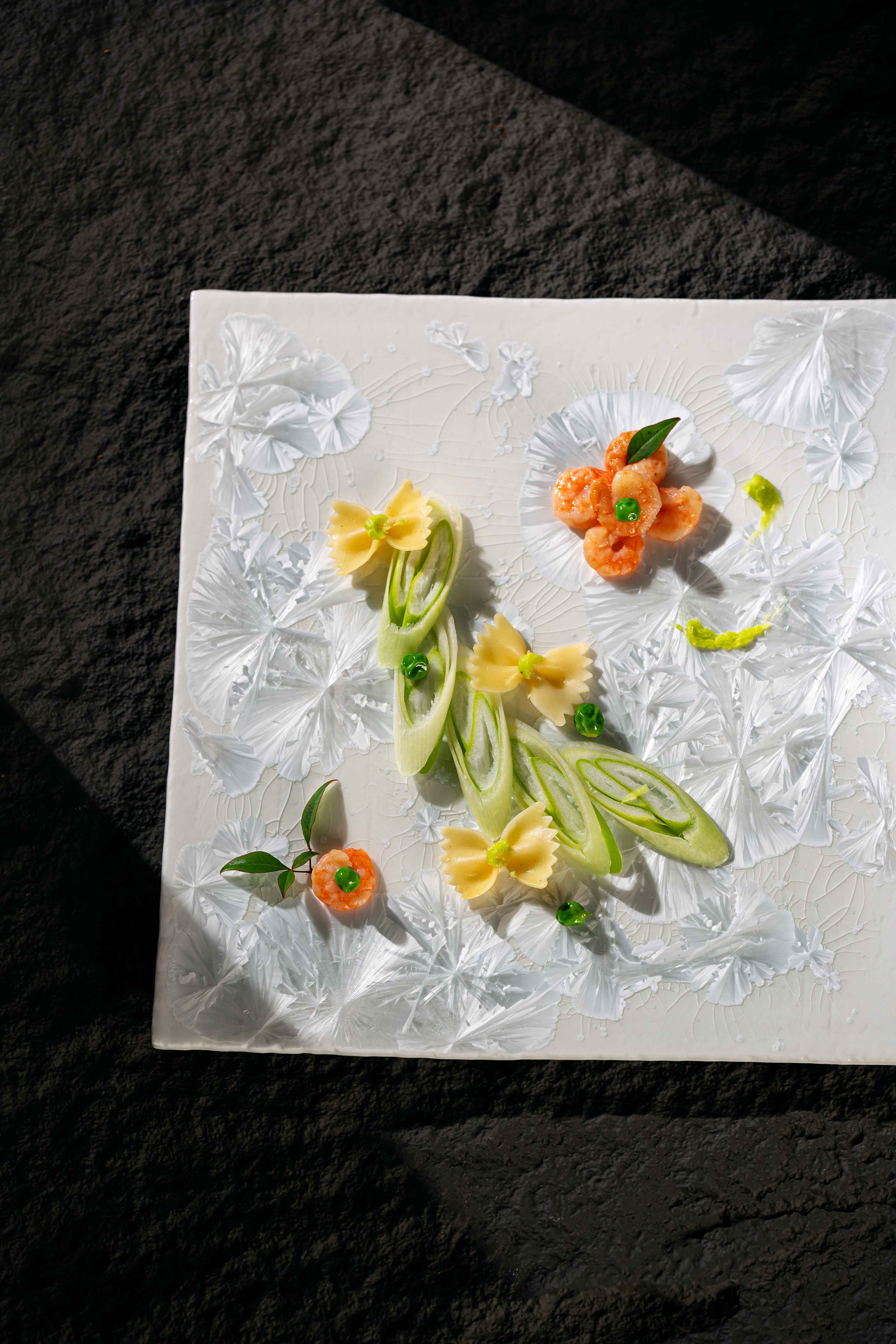 Bộ bát đĩa cao cấp phong cách Nhật Bản màu trắng hoa văn chìm độc đáo