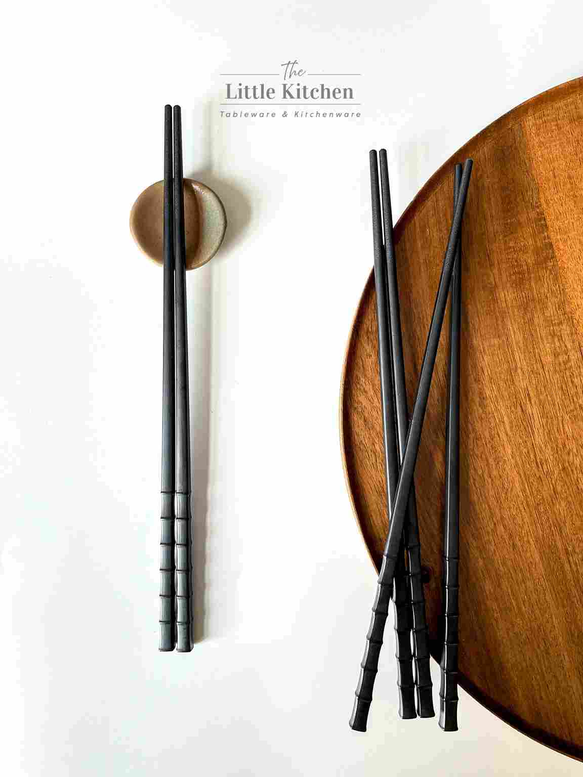 Set tiệc trắng viền nâu phong cách Á