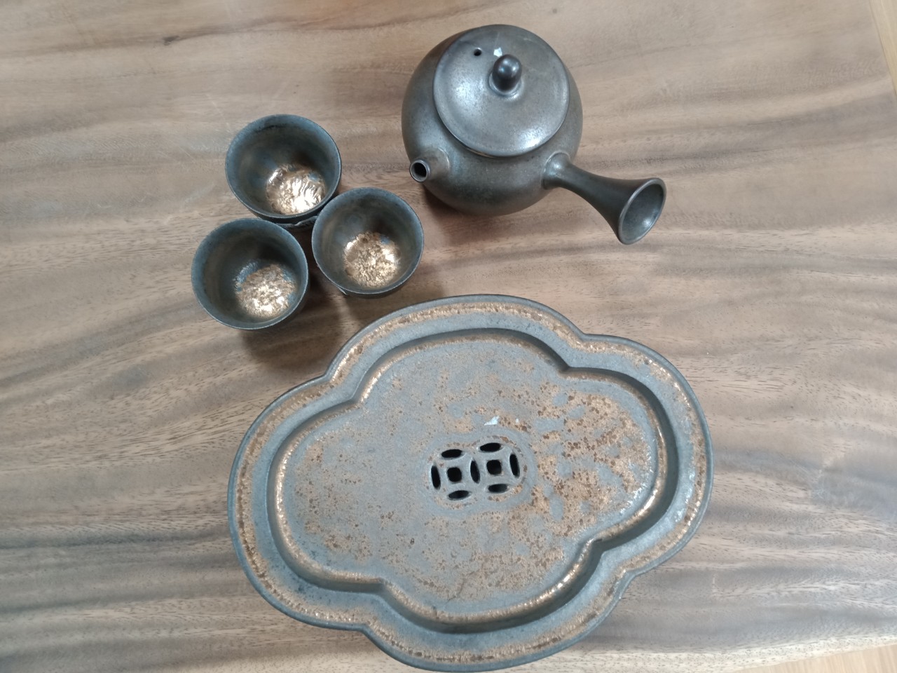 Khay ấm lượn lỗ