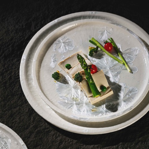 Bộ bát đĩa cao cấp phong cách Nhật Bản màu trắng hoa văn chìm độc đáo