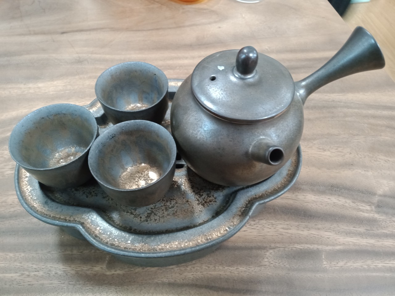 Khay ấm lượn lỗ