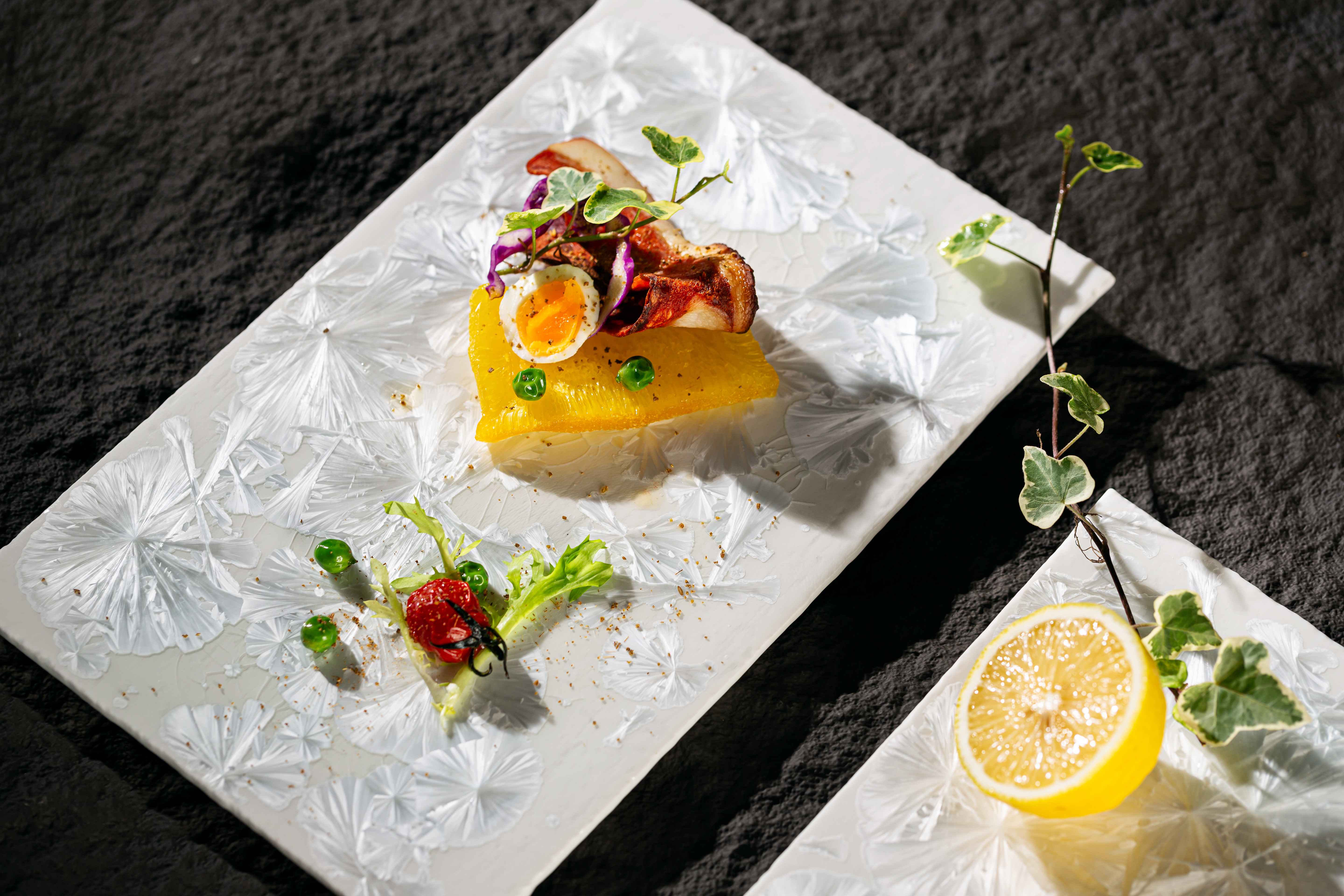 Bộ bát đĩa cao cấp phong cách Nhật Bản màu trắng hoa văn chìm độc đáo