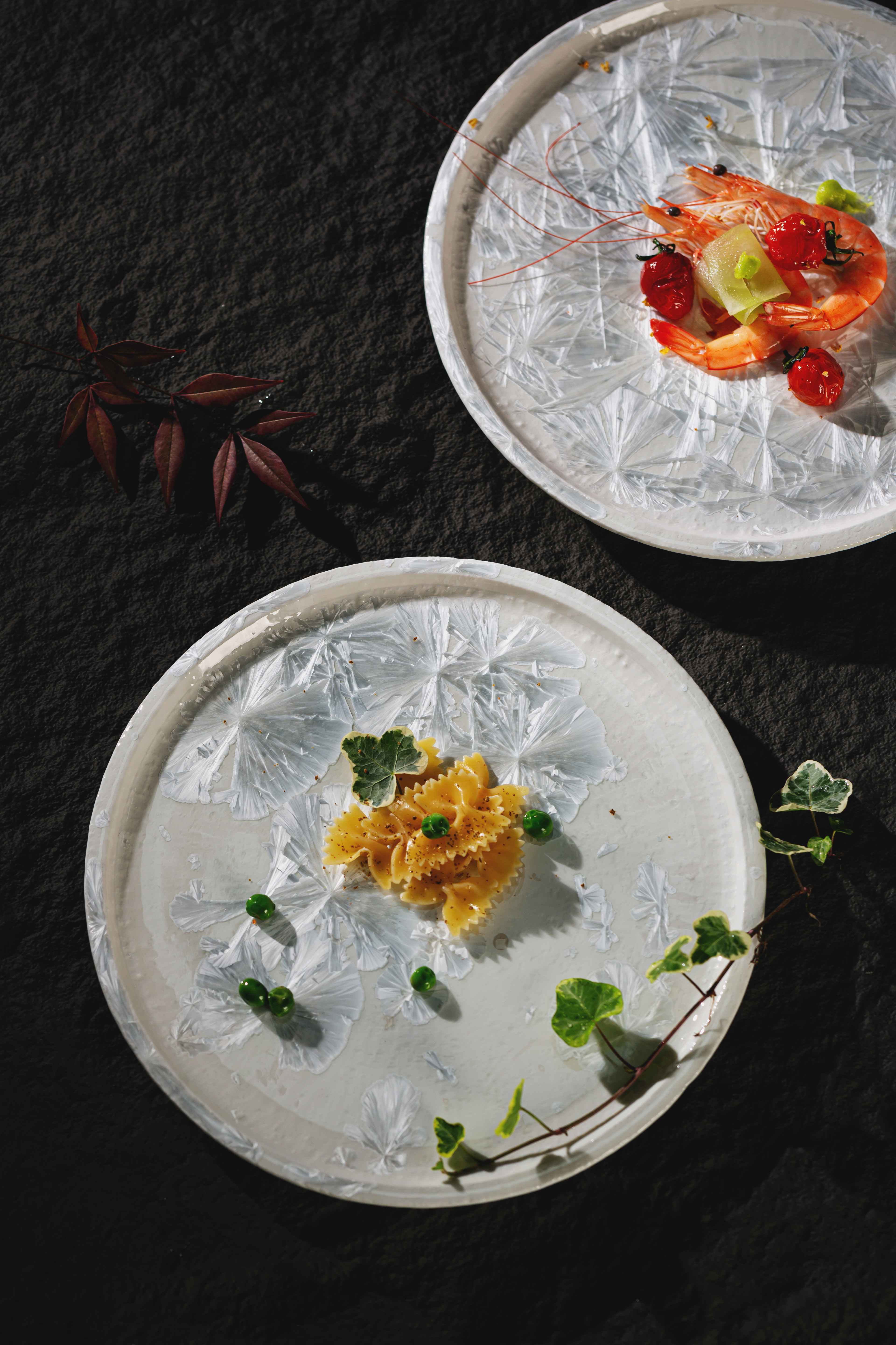 Bộ bát đĩa cao cấp phong cách Nhật Bản màu trắng hoa văn chìm độc đáo