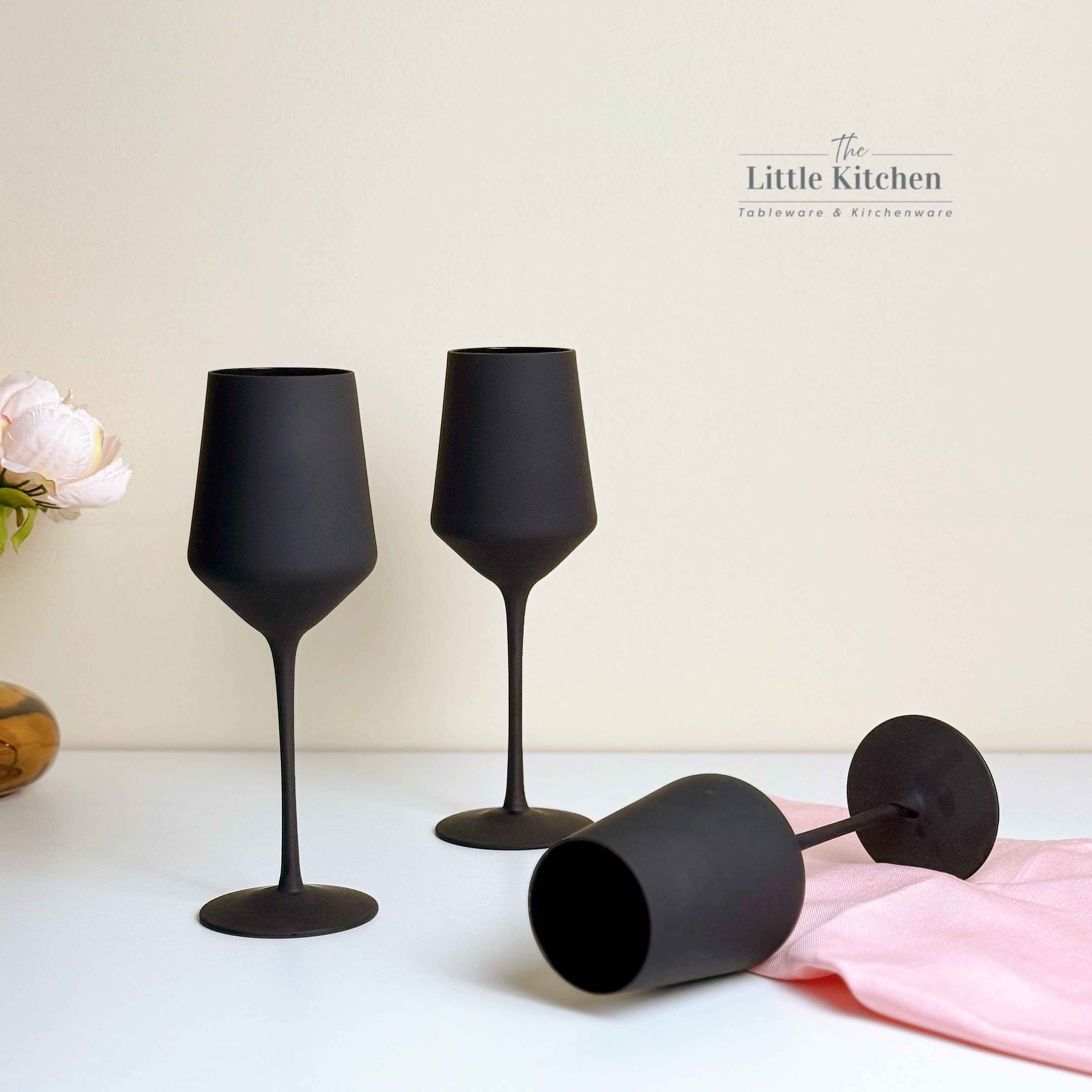 Set tiệc đen trắng matt tua rua vàng