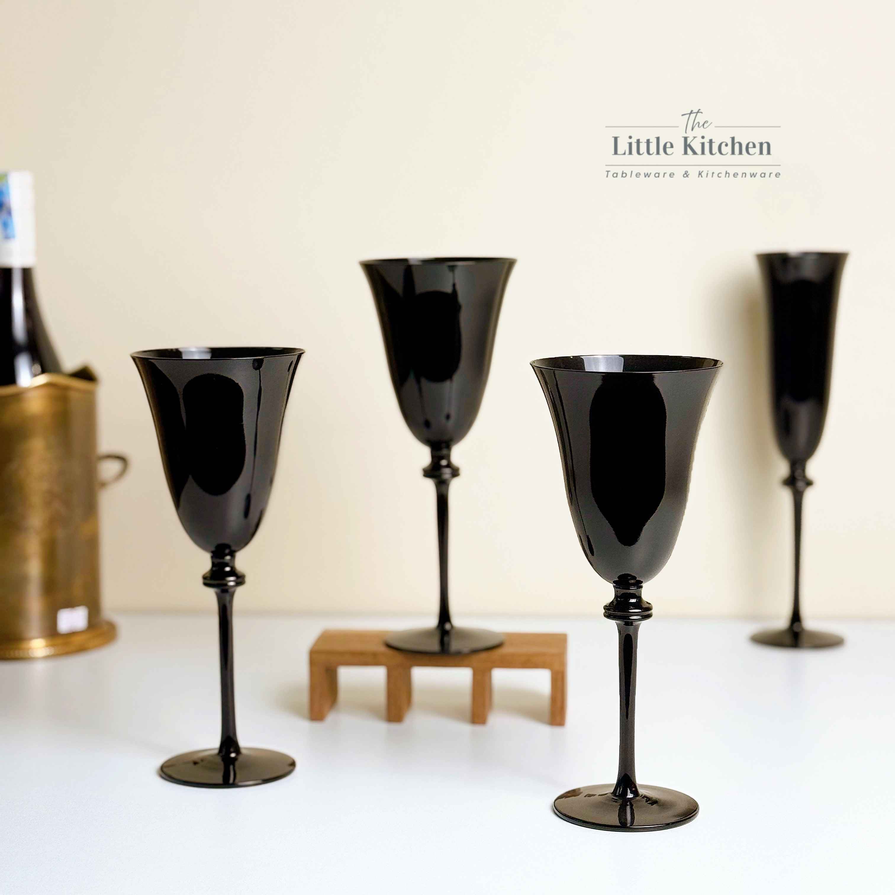 Ly thuỷ tinh đen loe