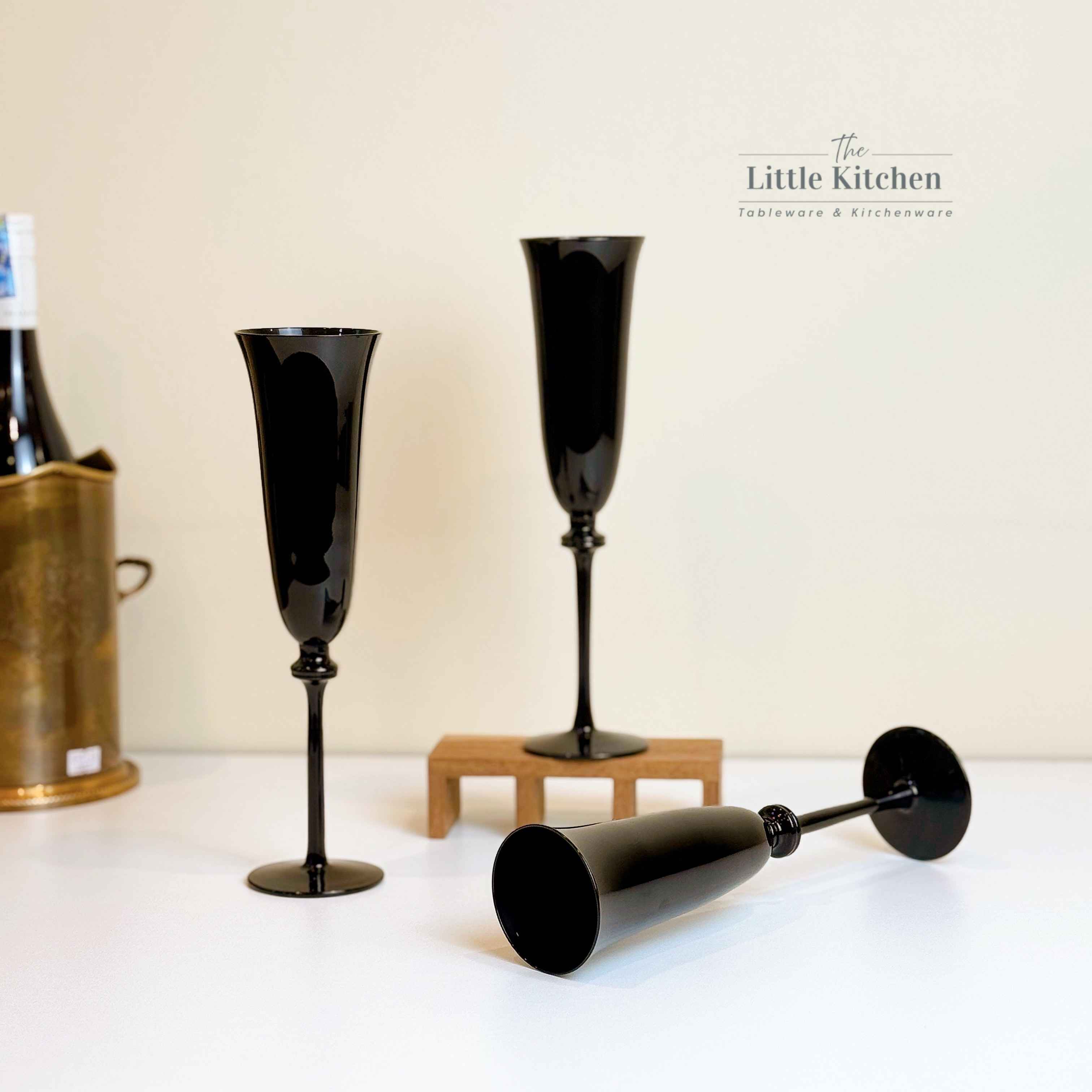 Ly thuỷ tinh đen loe