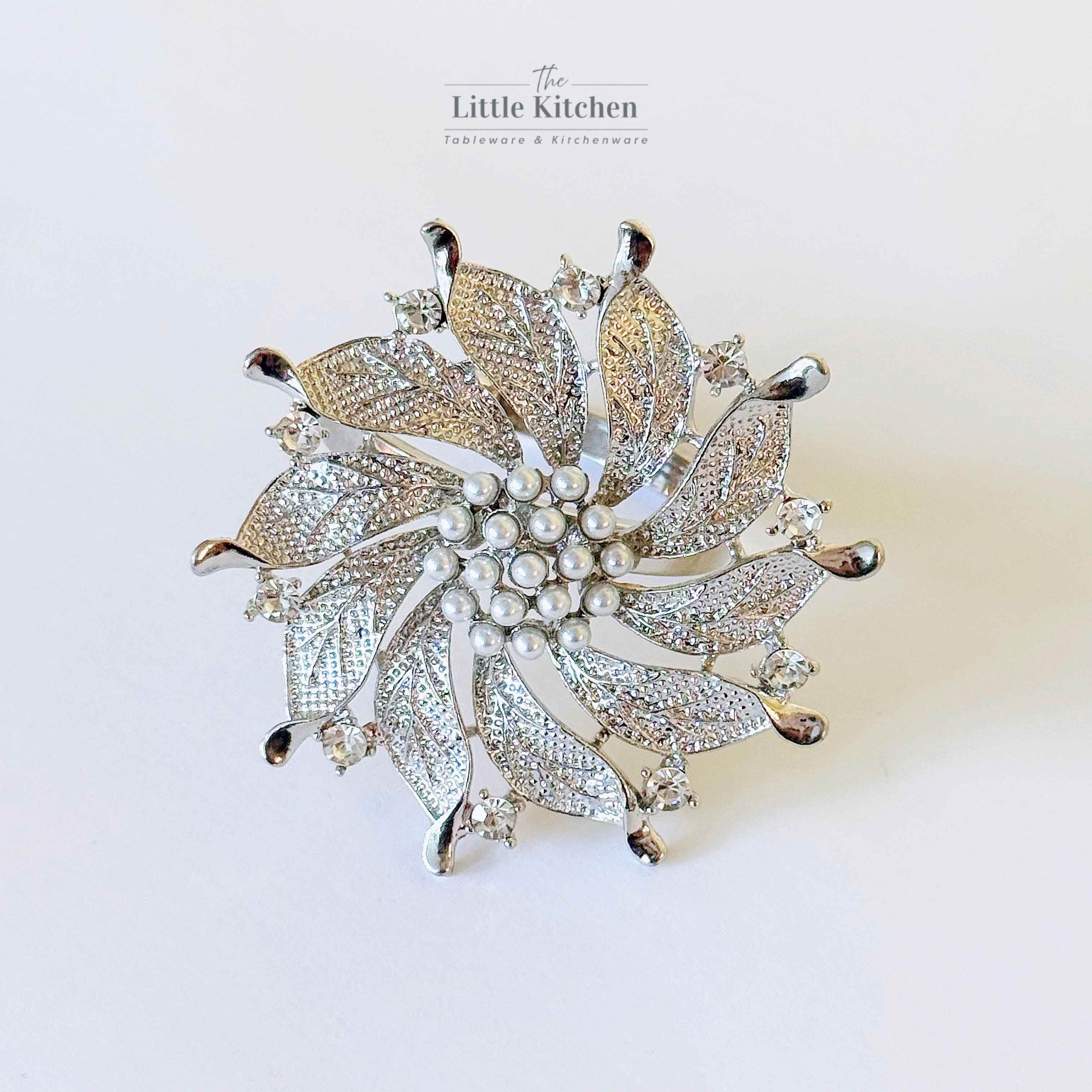 Set tiệc đĩa hoa và đĩa nâu đồng