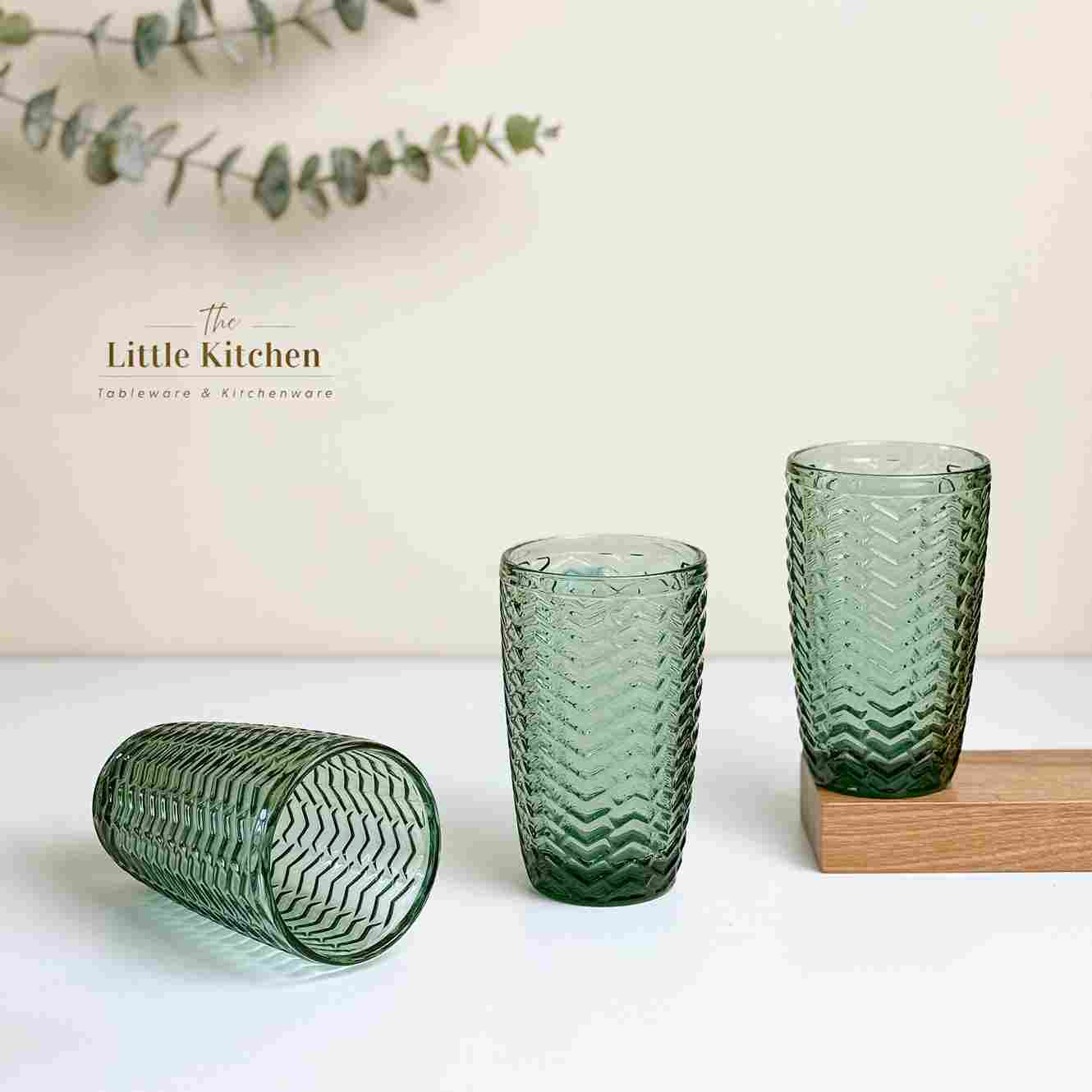 Set tiệc trắng viền nâu phong cách Á