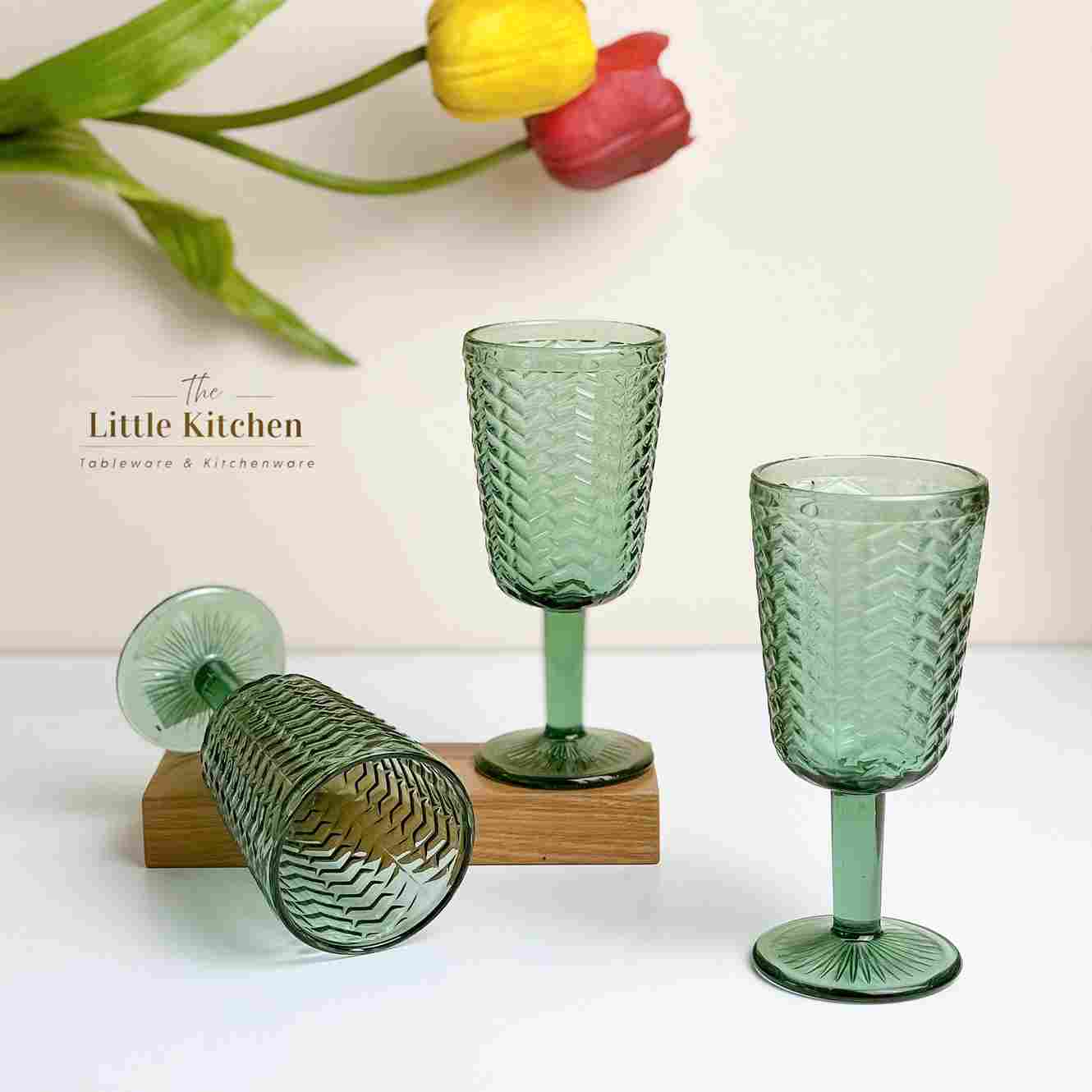 Set tiệc trắng viền nâu phong cách Á