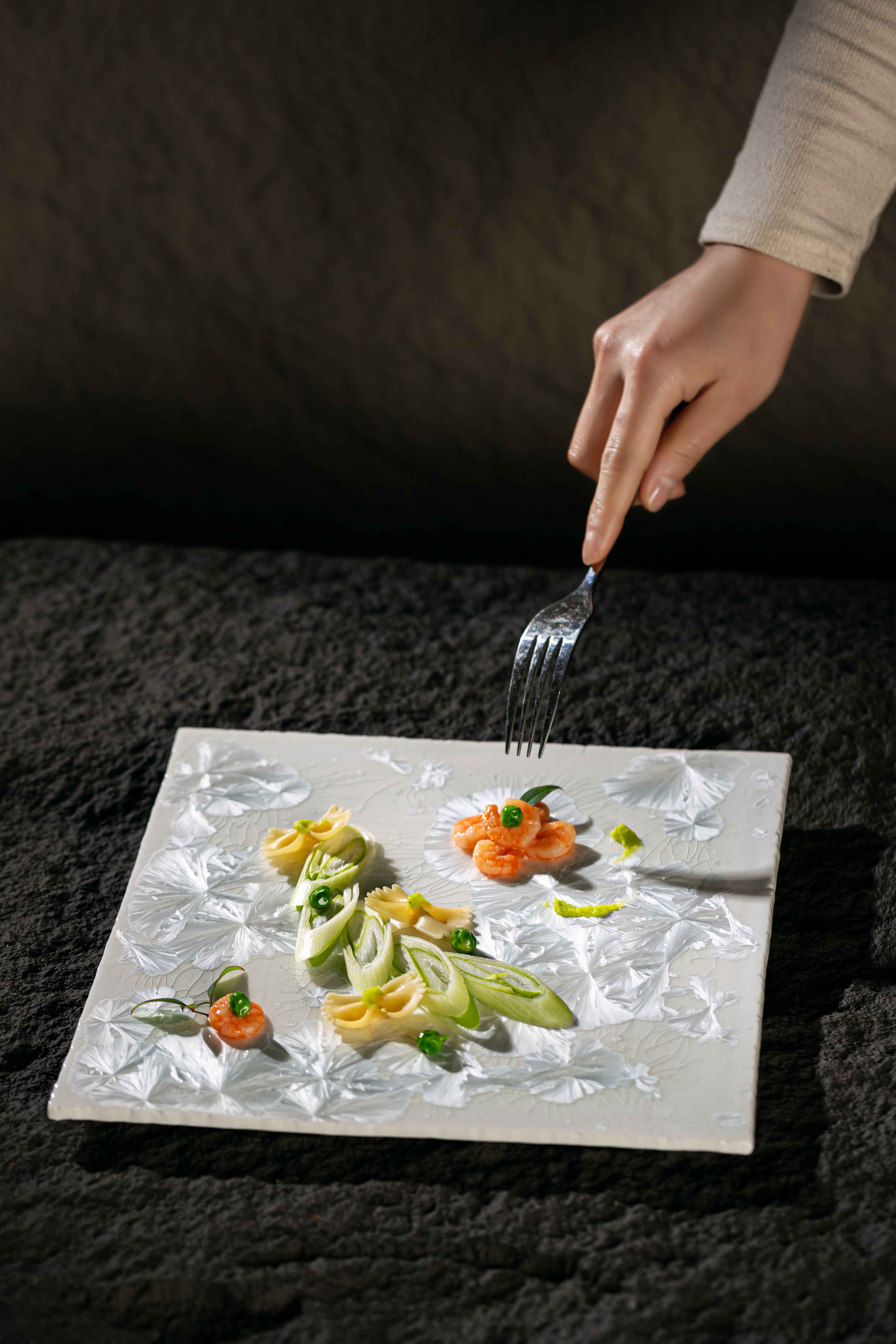 Bộ bát đĩa cao cấp phong cách Nhật Bản màu trắng hoa văn chìm độc đáo