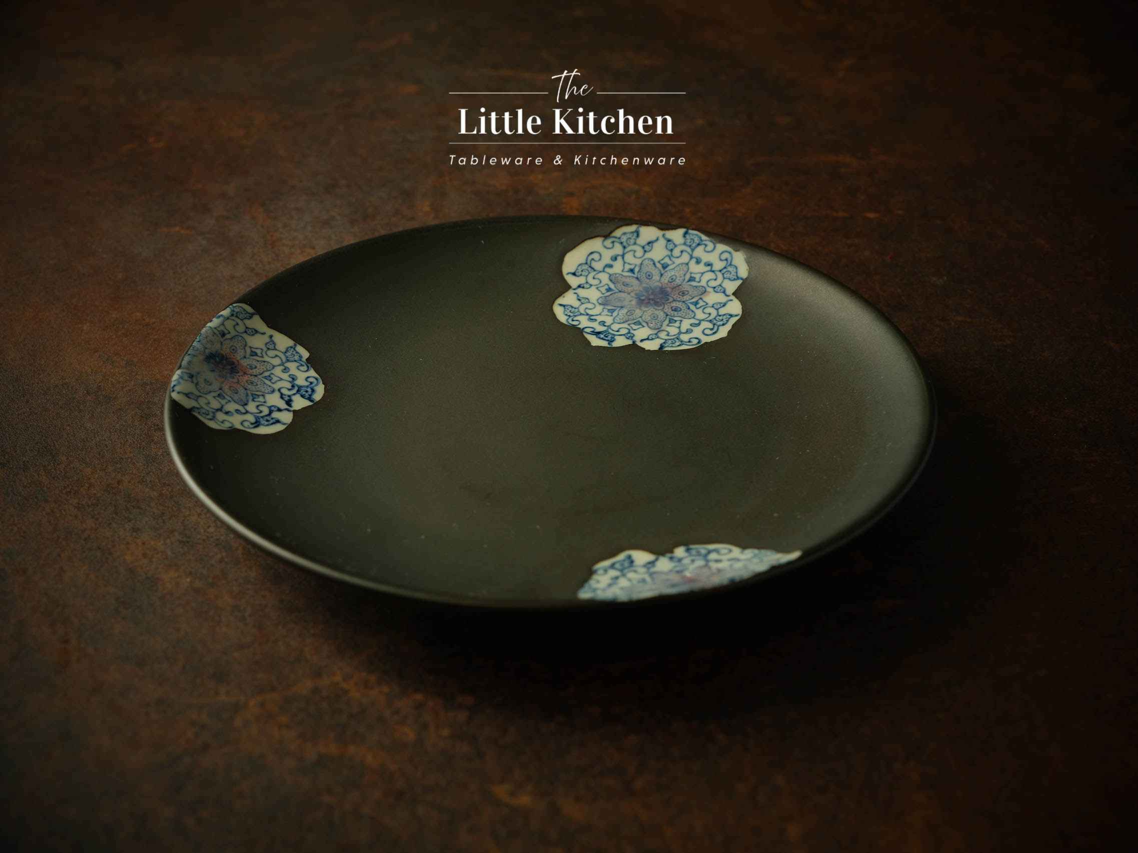 Bộ bát đĩa cao cấp phong cách Nhật Bản màu đen đắp hoa.