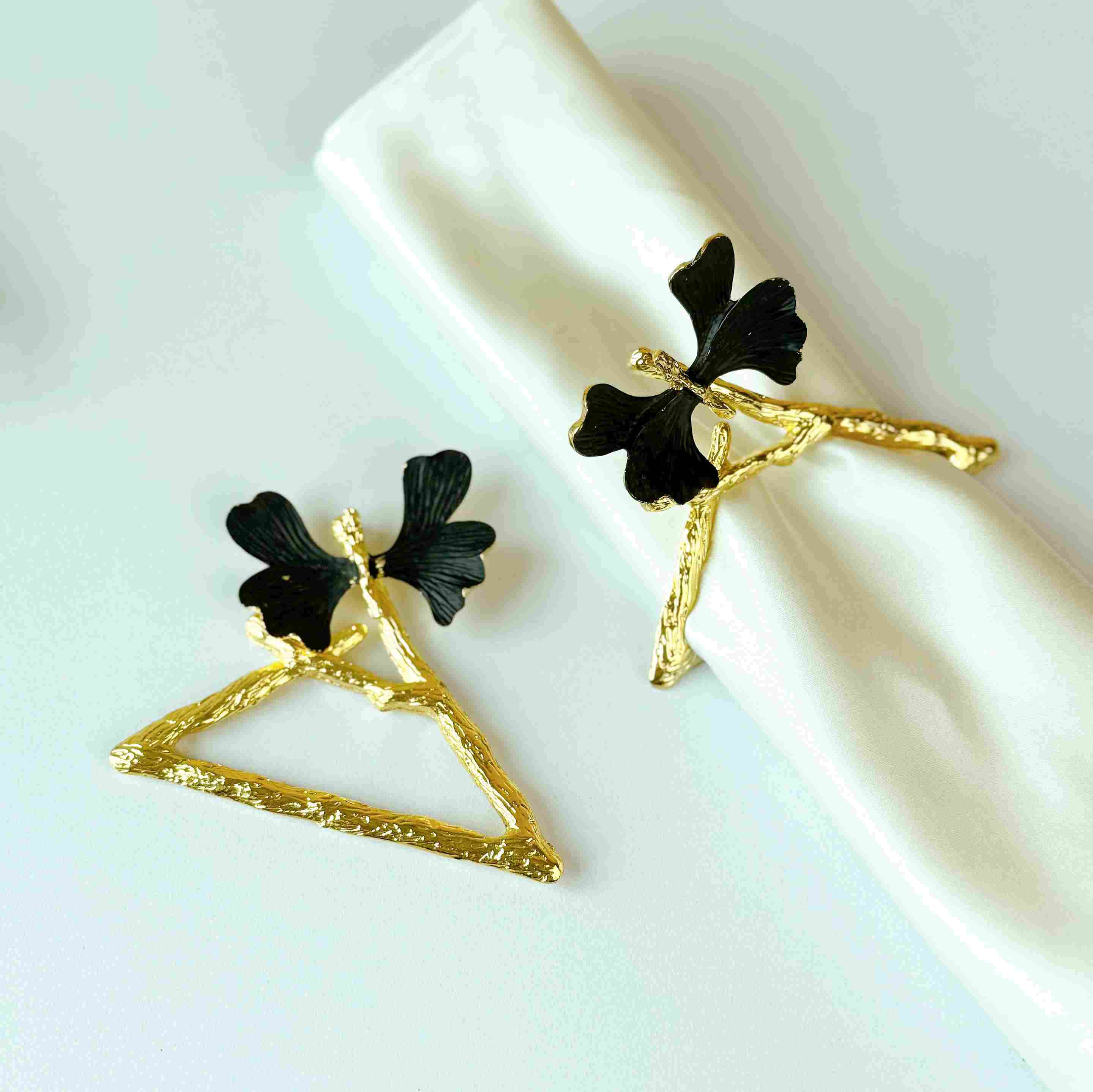 Ring cành vàng nơ đen