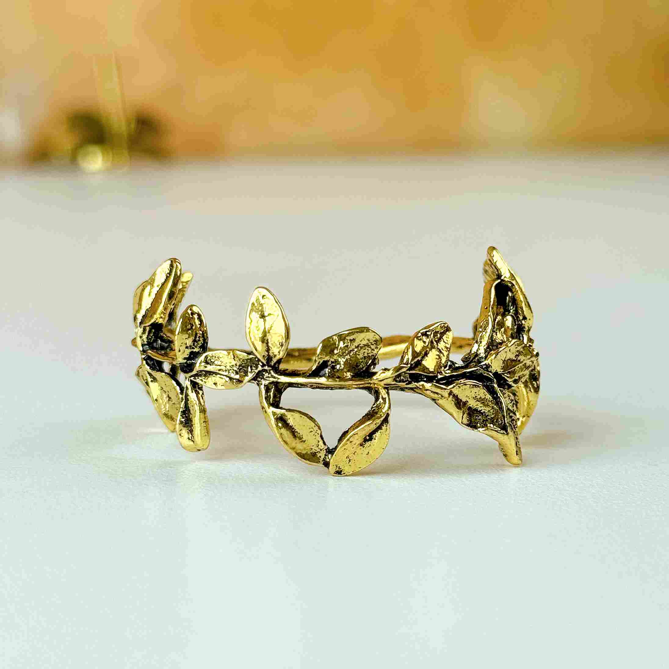 Ring lá mảnh vàng xỉn