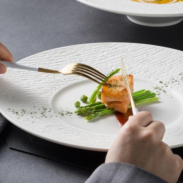 Bộ đĩa cao cấp màu trắng họa tiết viền nhám