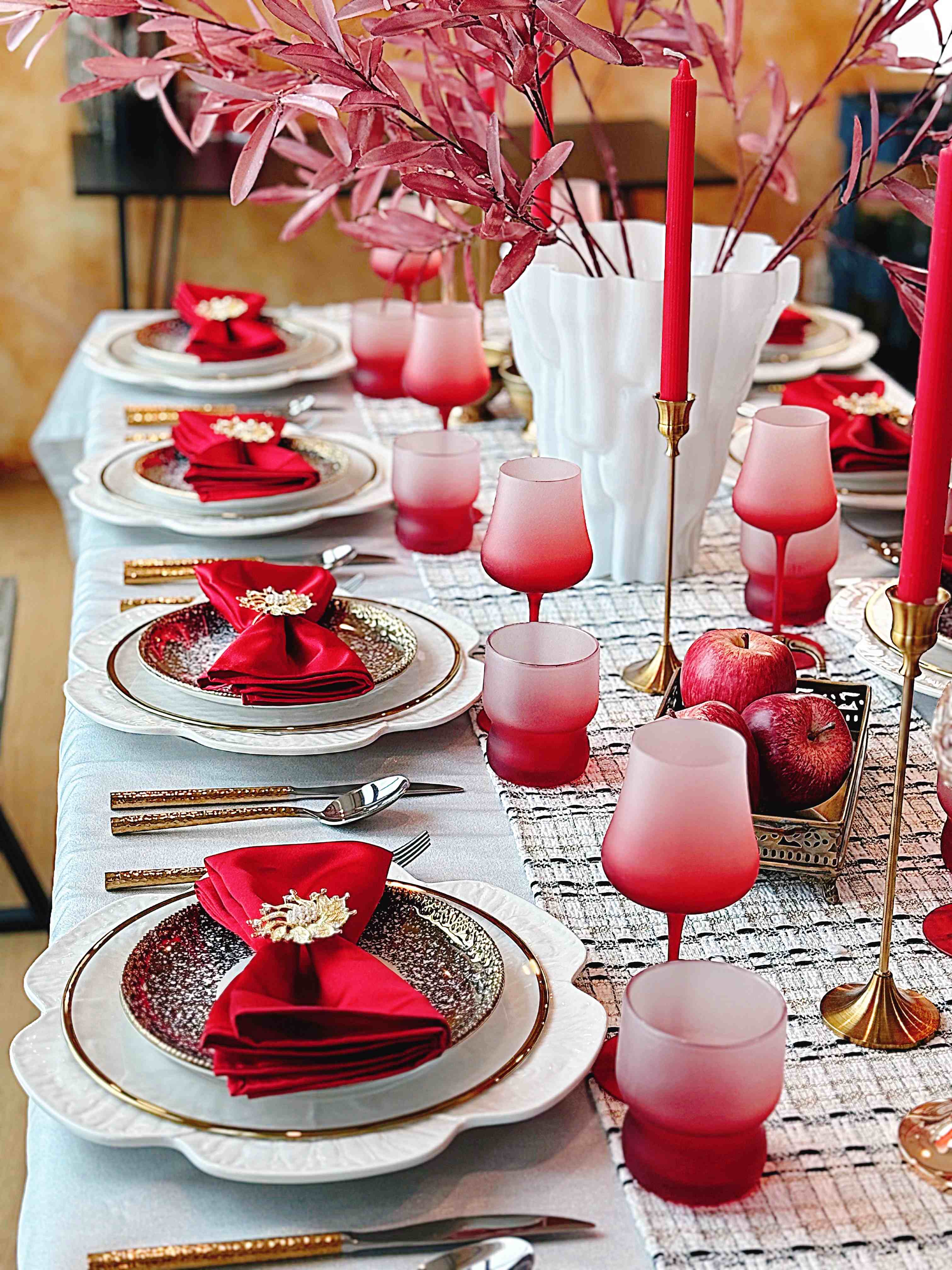 Set tiệc valentine đỏ trắng