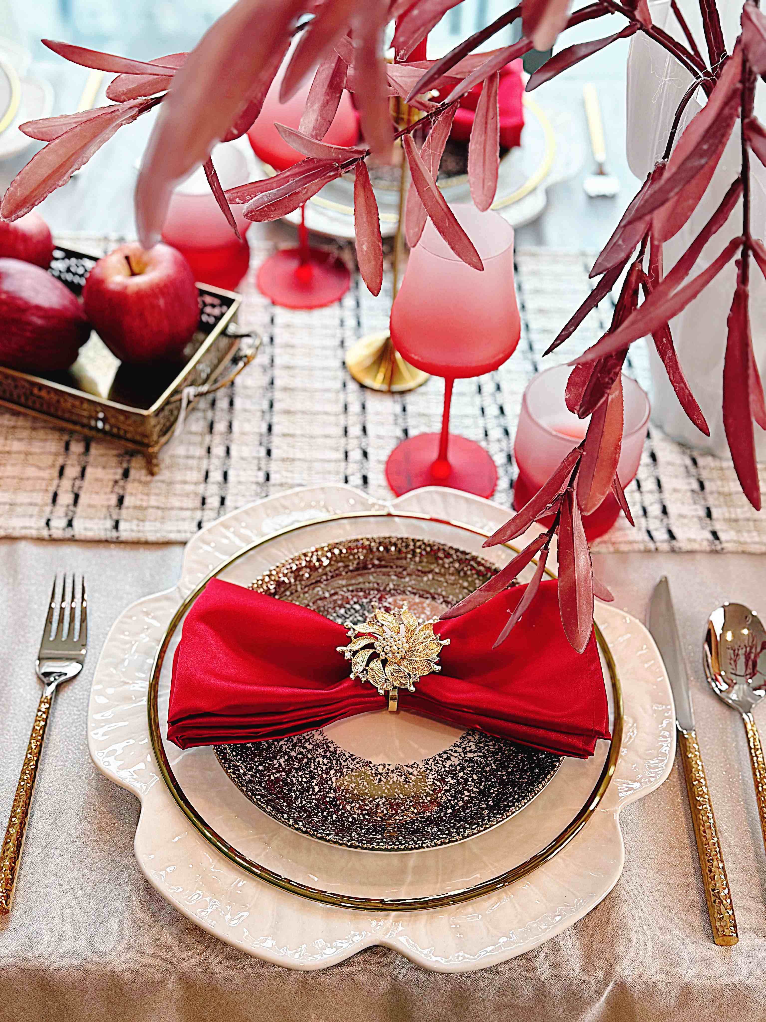 Set tiệc valentine đỏ trắng