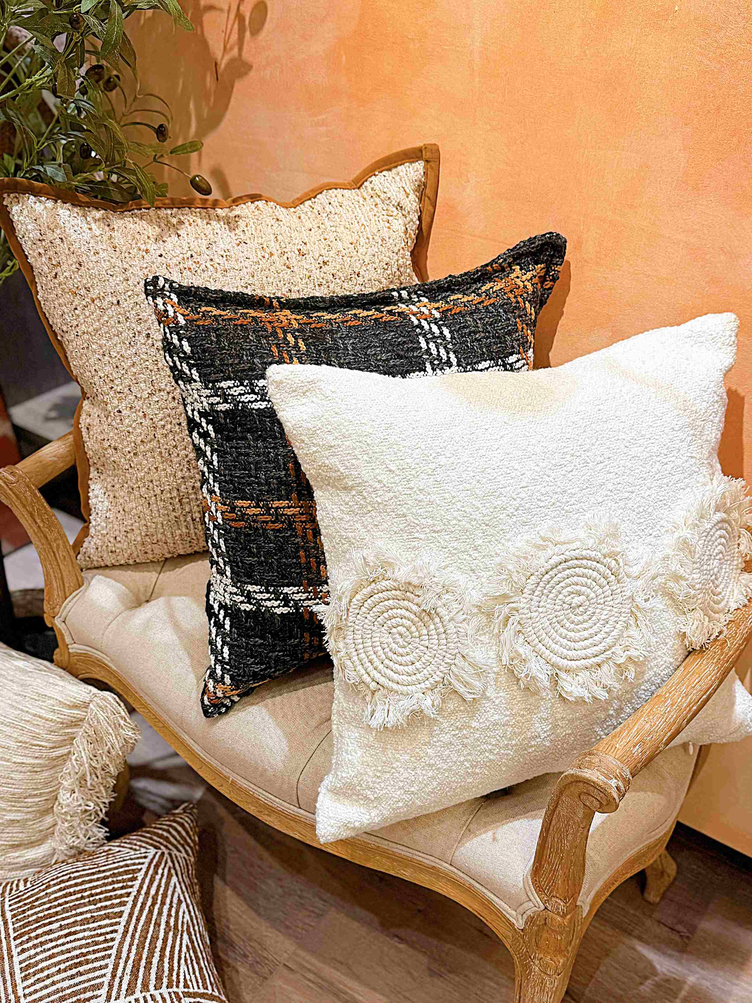 Vỏ gối vuông thêu xoắn trắng