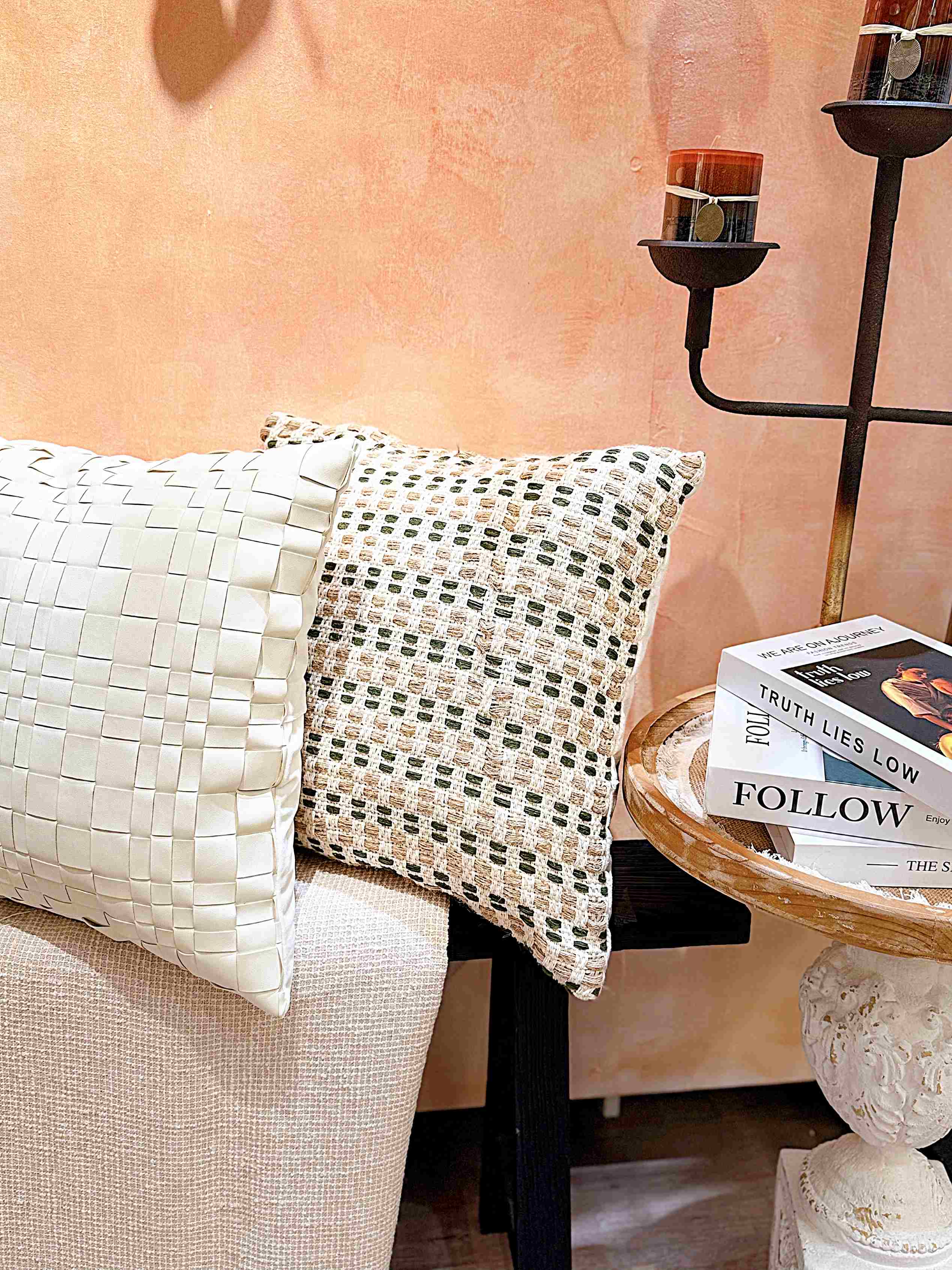 Vỏ gối vuông da lộn ô trắng