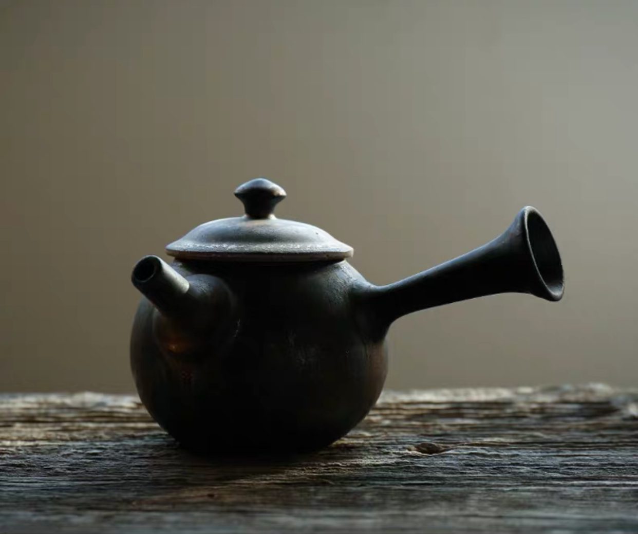 Ấm trà nâu cổ 1 quai