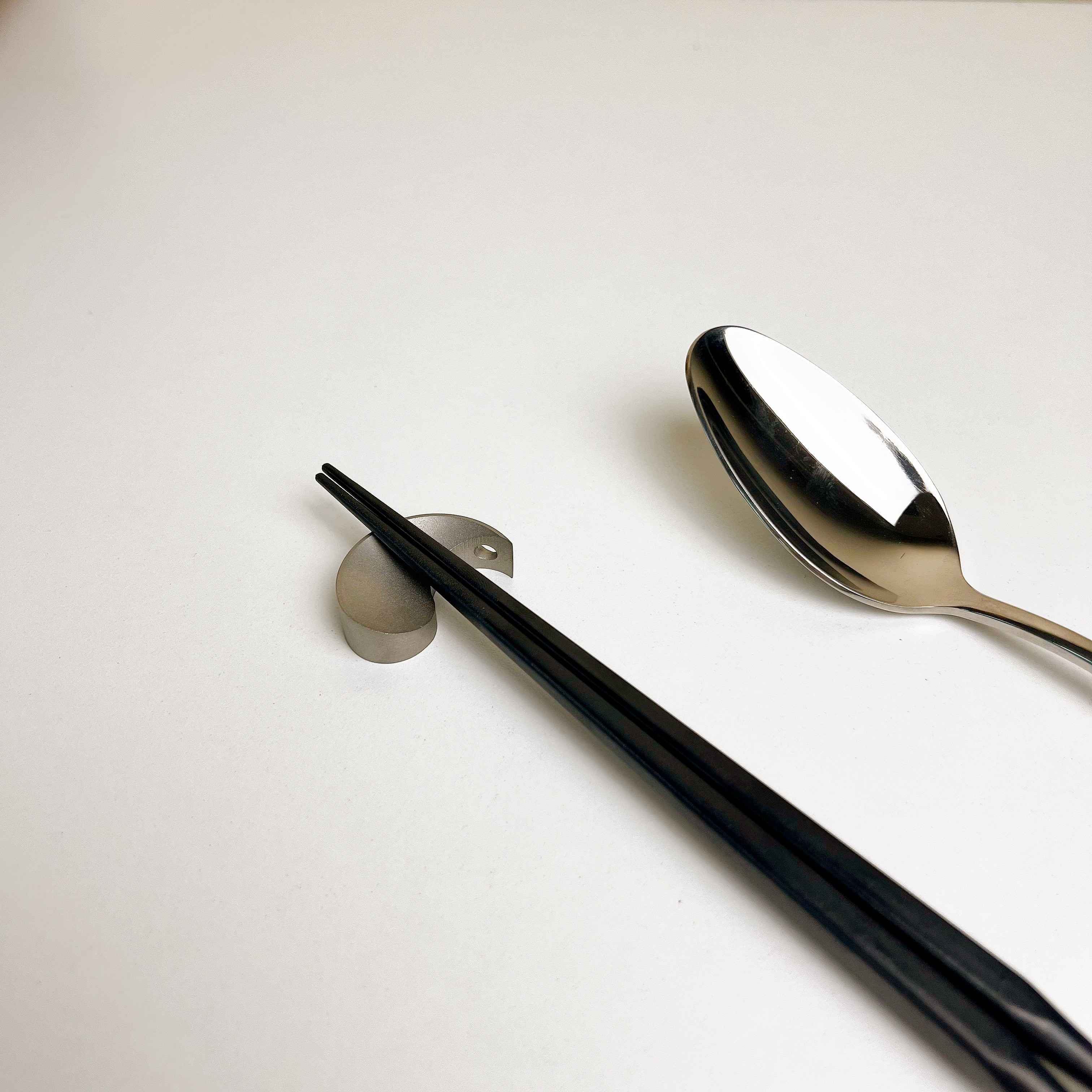 Set tiệc đen trắng matt tua rua vàng