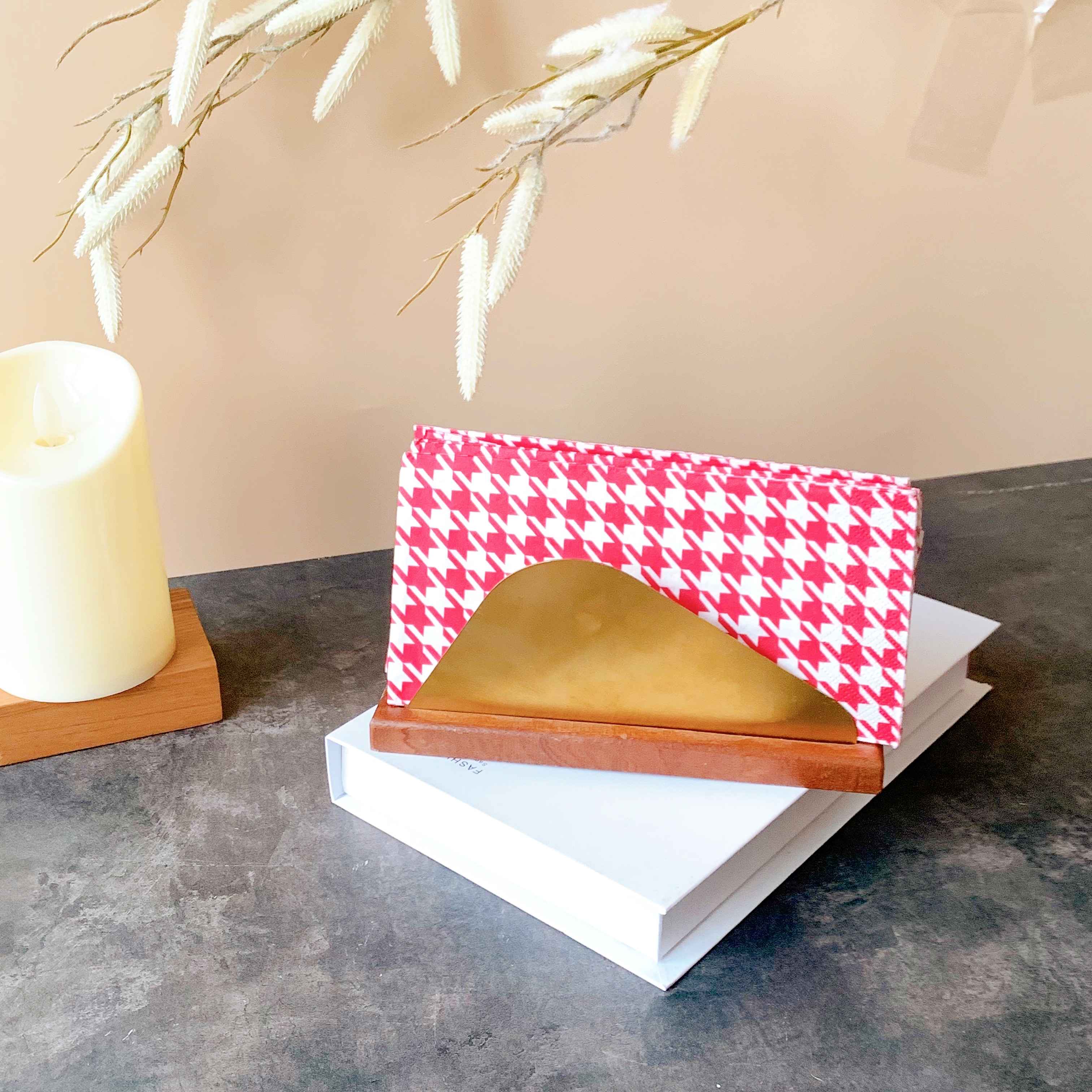 Khay kẹp khăn vàng cong