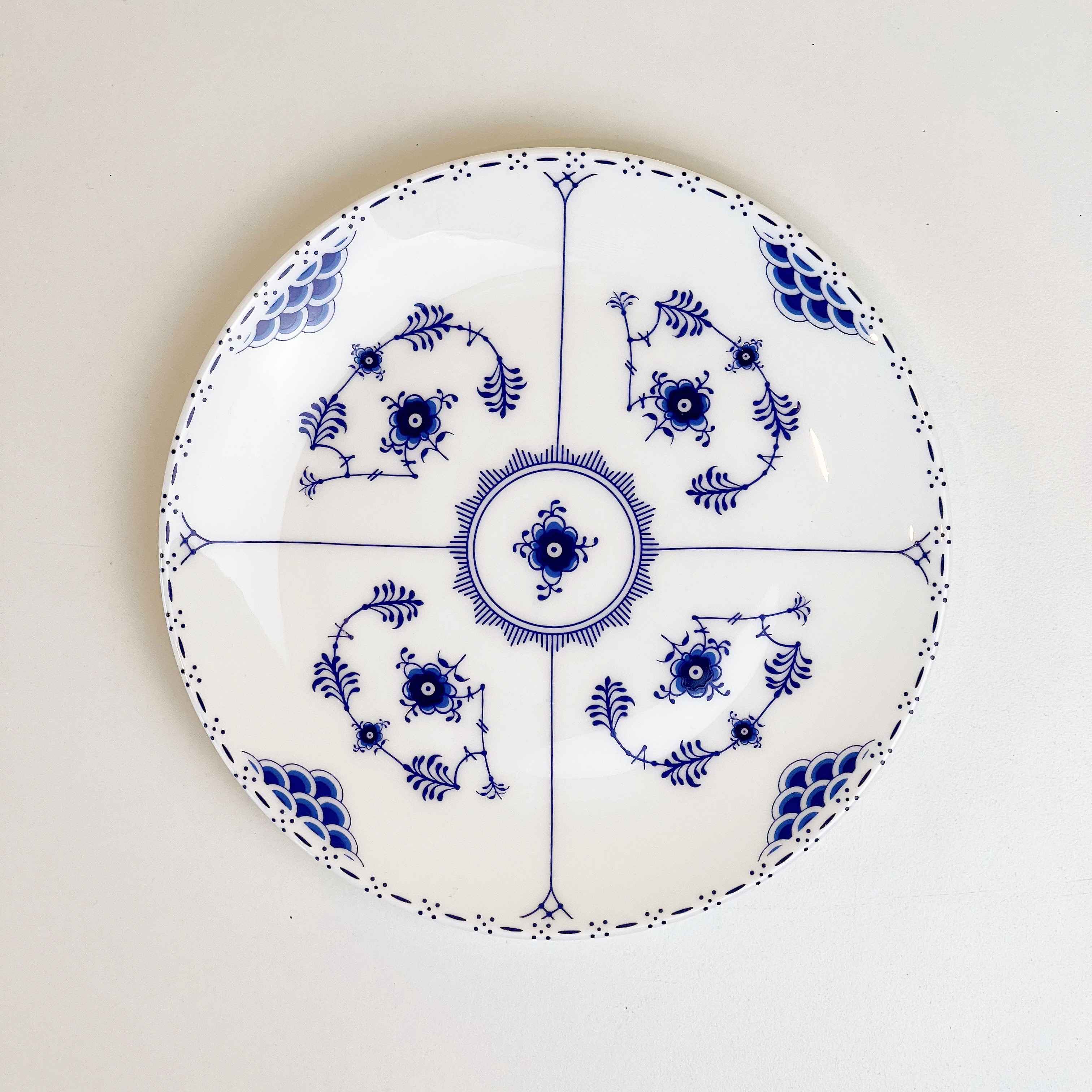 Đĩa hoạ tiết hoa xanh