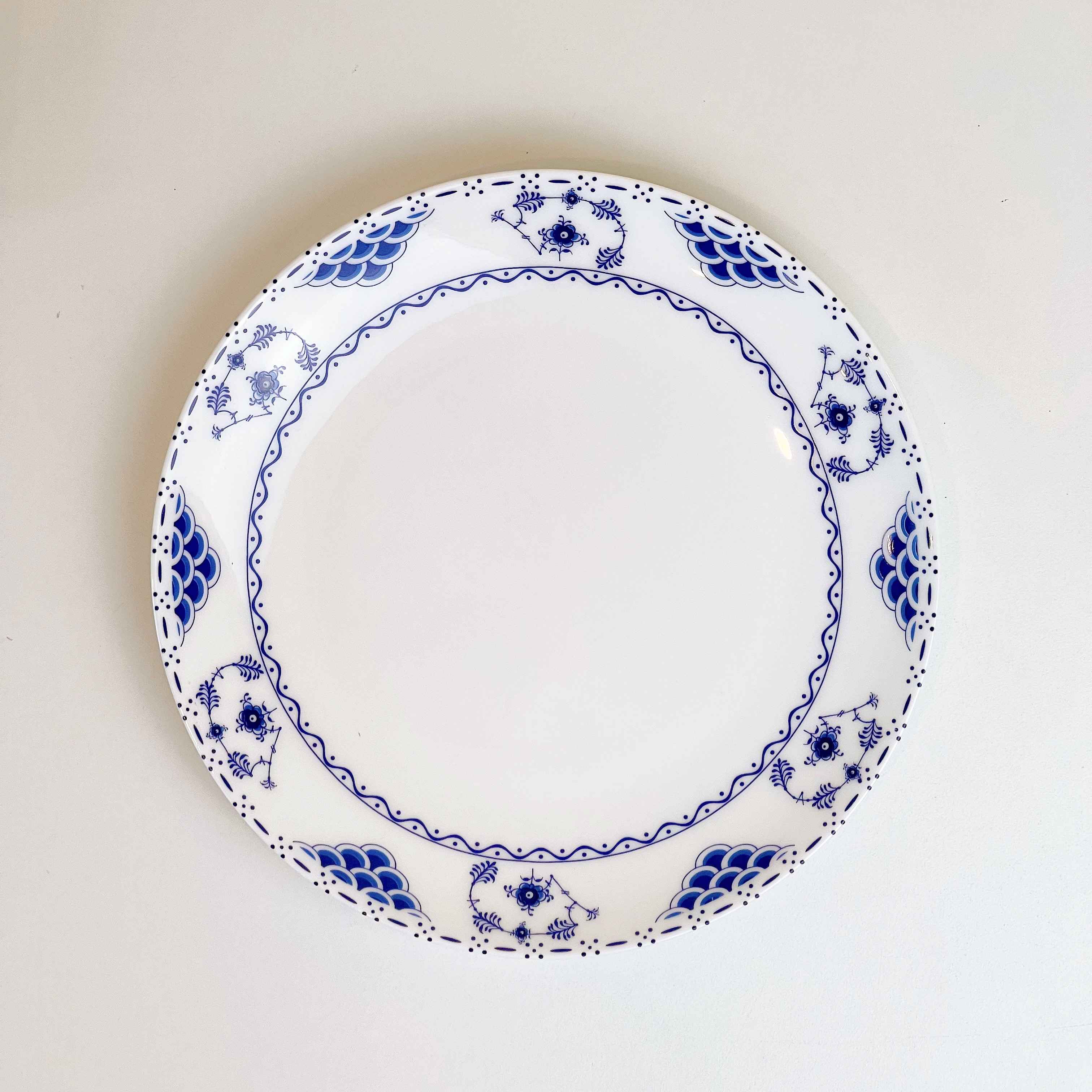 Đĩa hoạ tiết hoa xanh