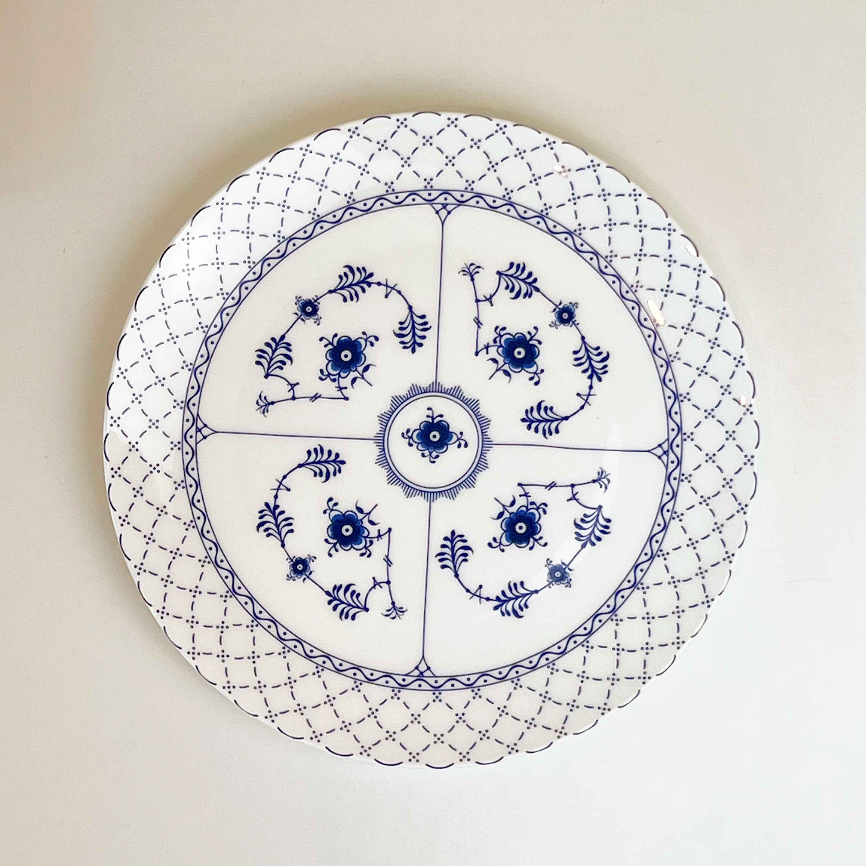 Đĩa hoạ tiết hoa xanh