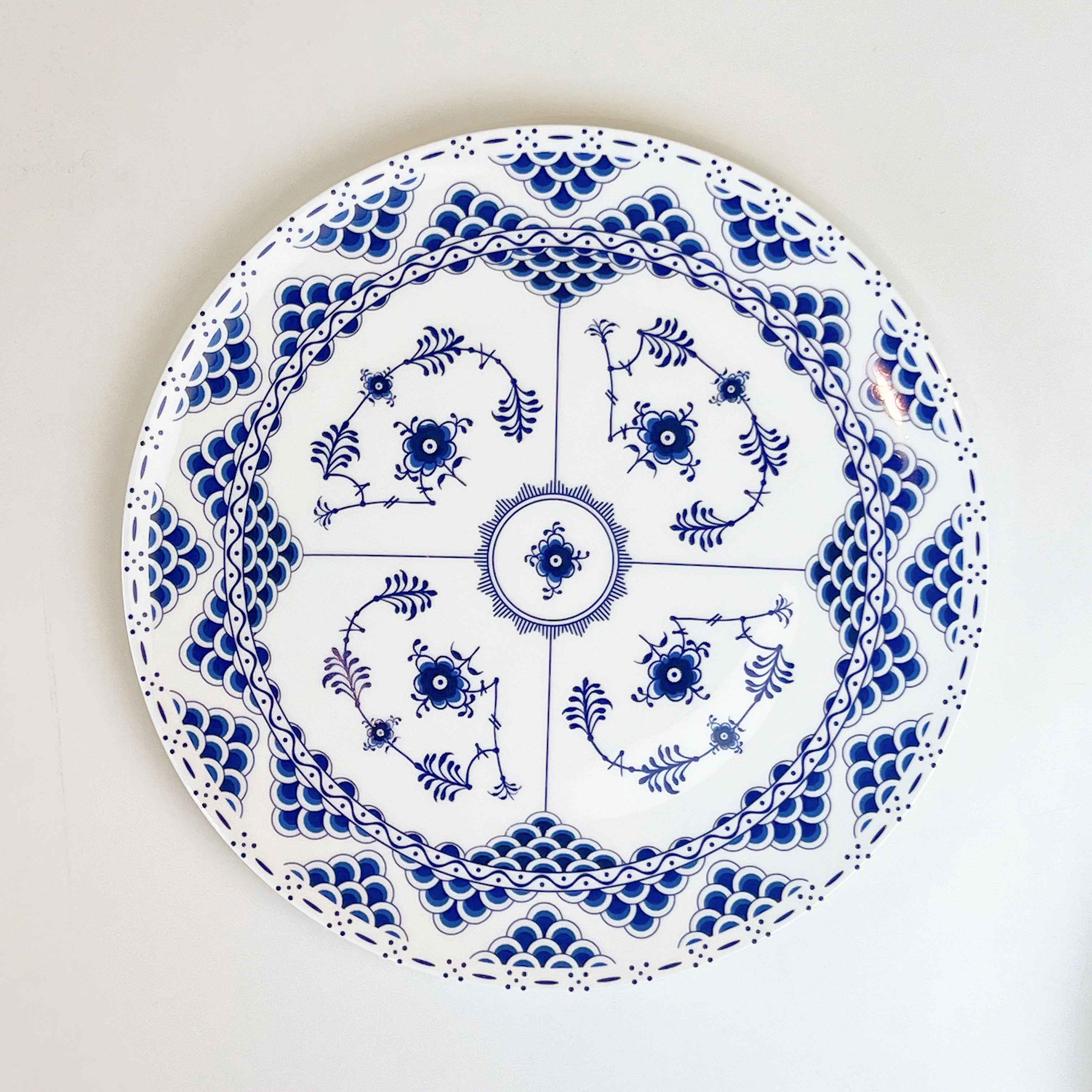 Đĩa hoạ tiết hoa xanh