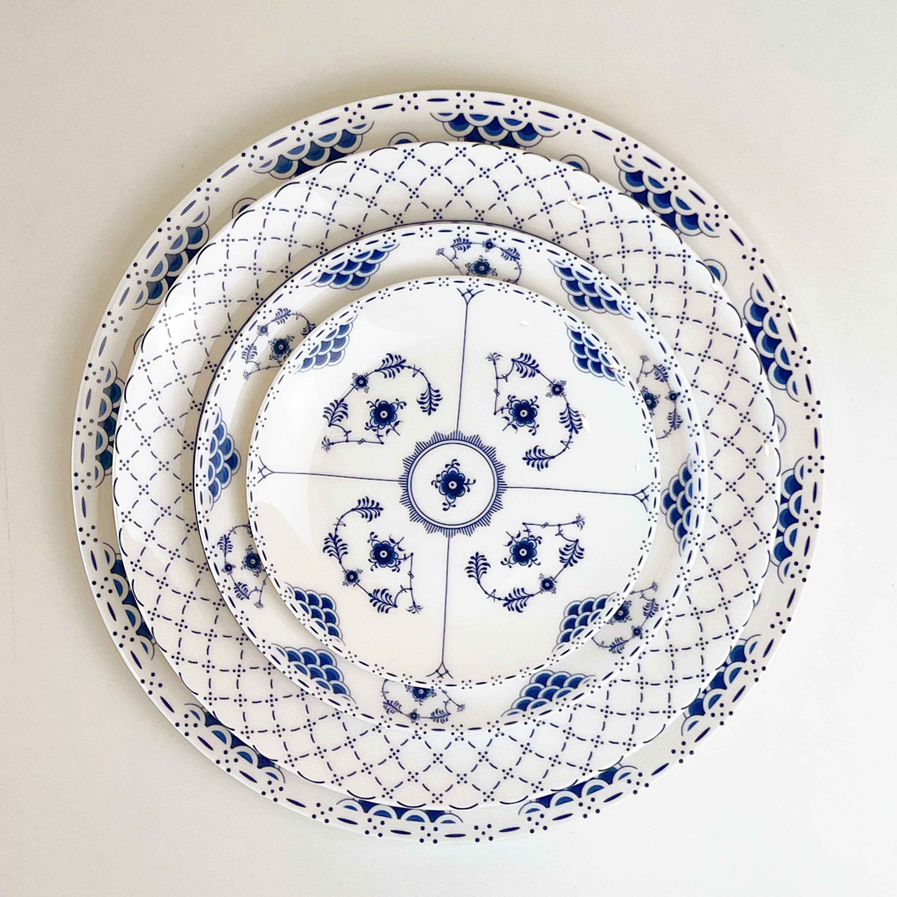 Đĩa hoạ tiết hoa xanh