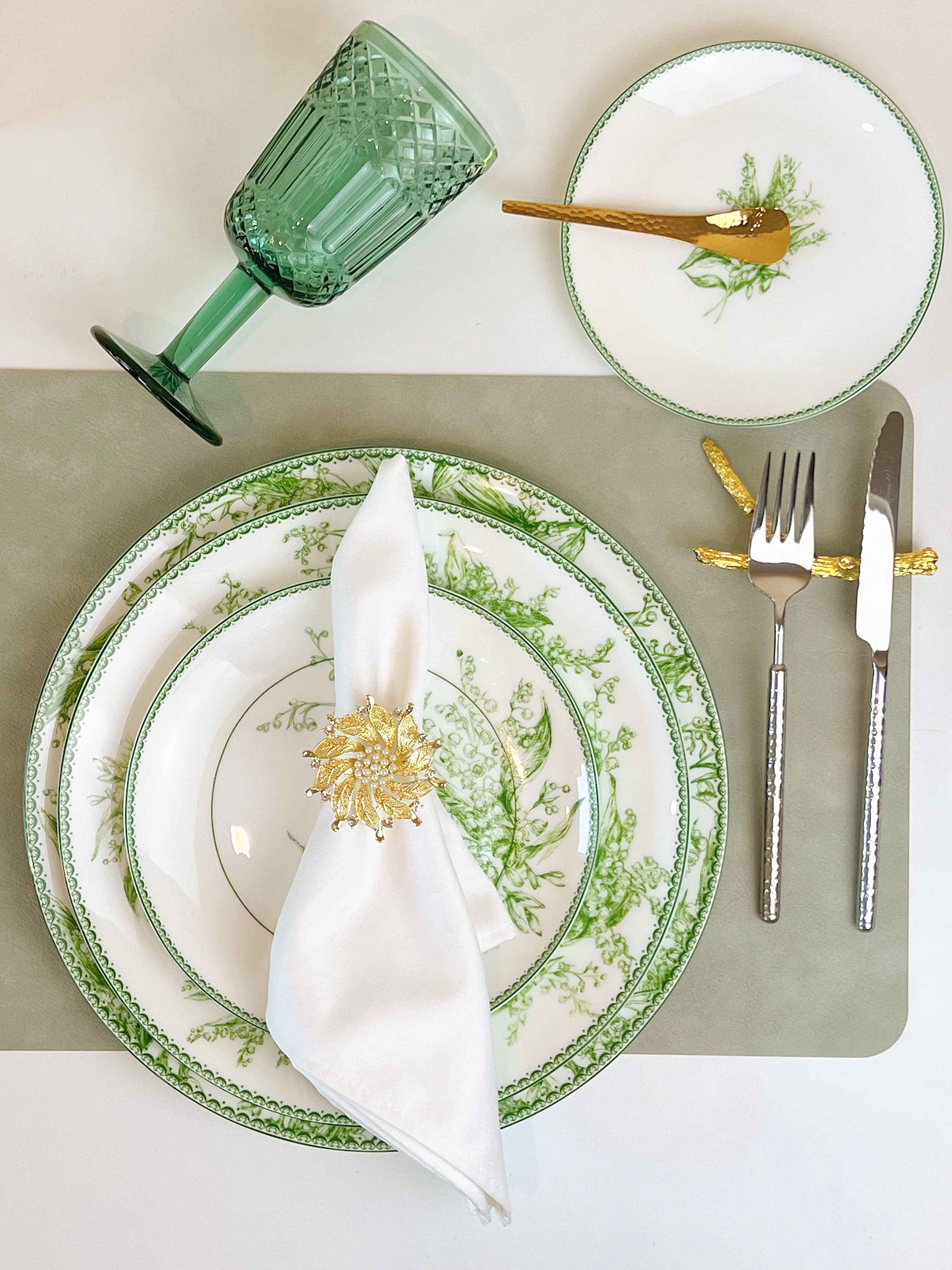 Đĩa sứ xương hoa chuông lục