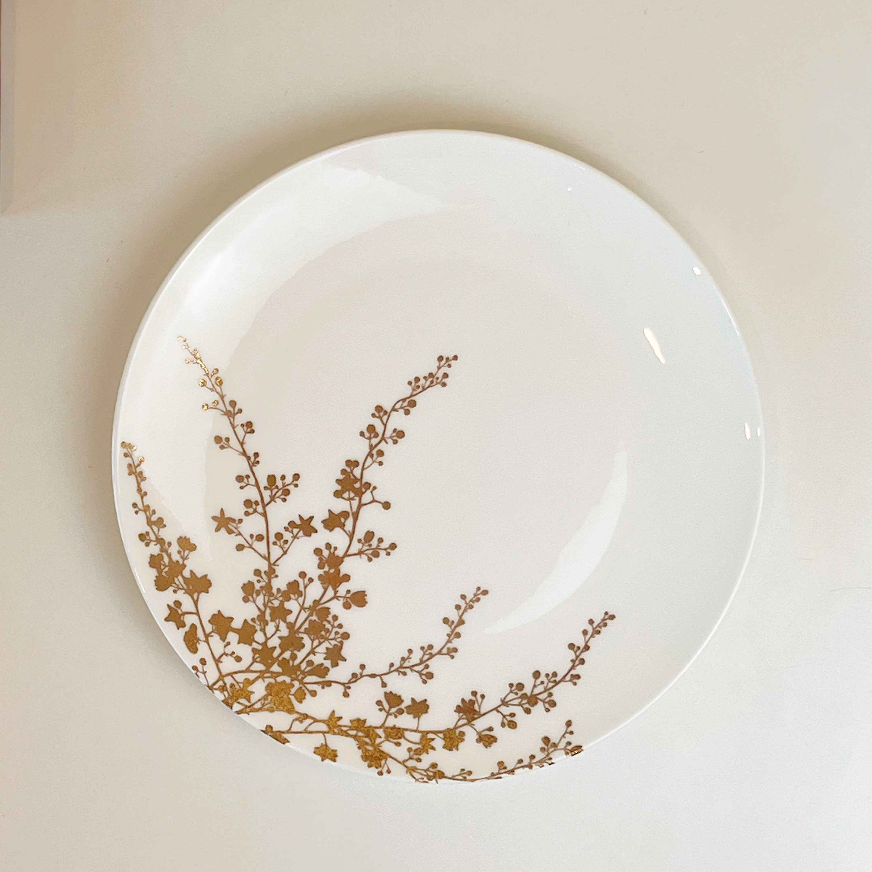 Đĩa sứ xương lá nhũ vàng