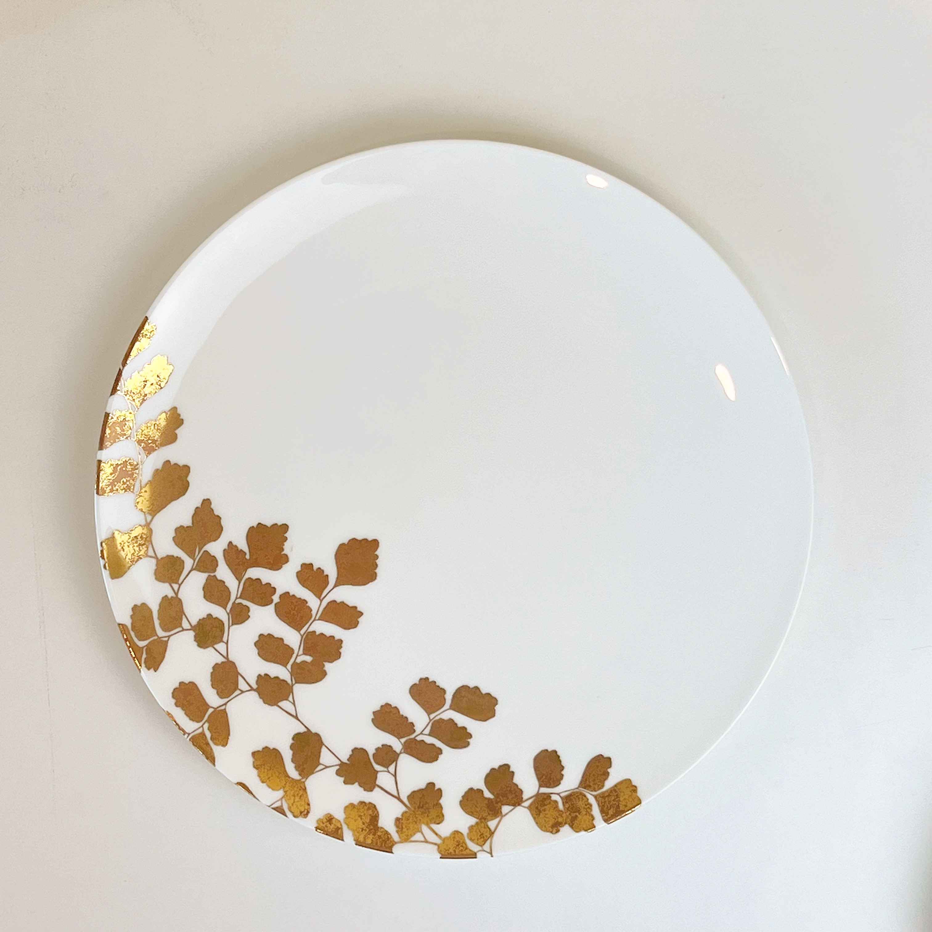 Đĩa sứ xương lá nhũ vàng