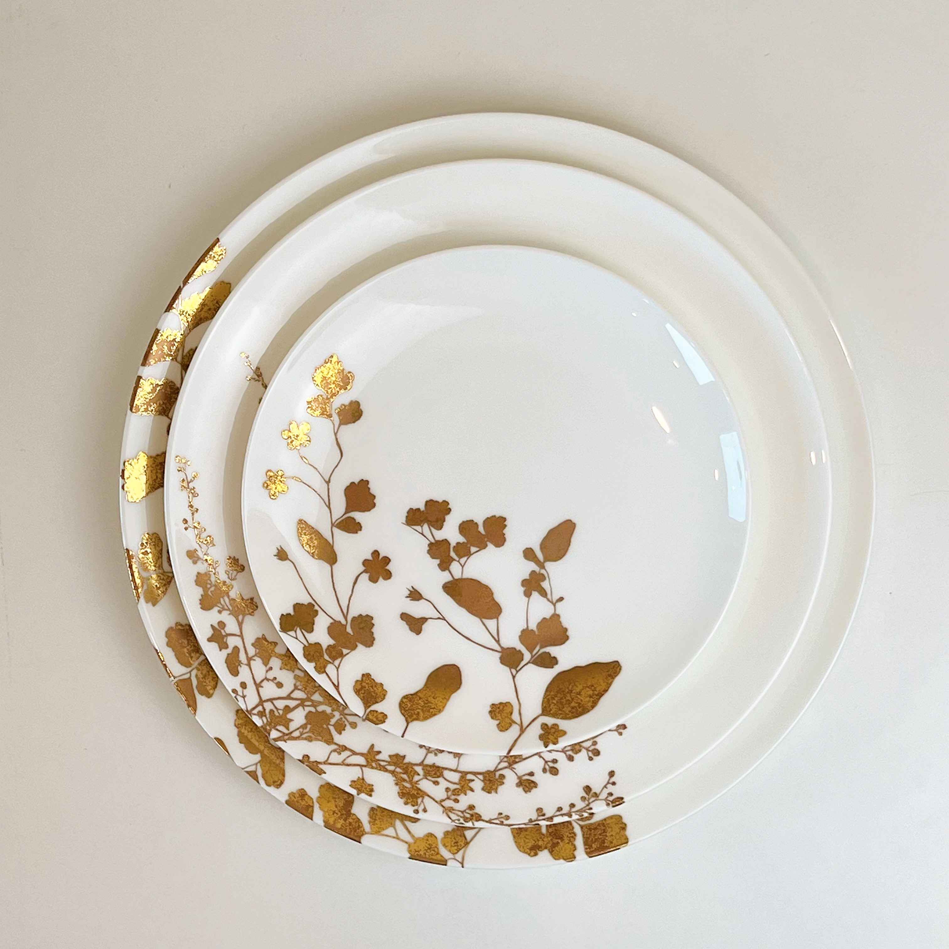 Đĩa sứ xương lá nhũ vàng