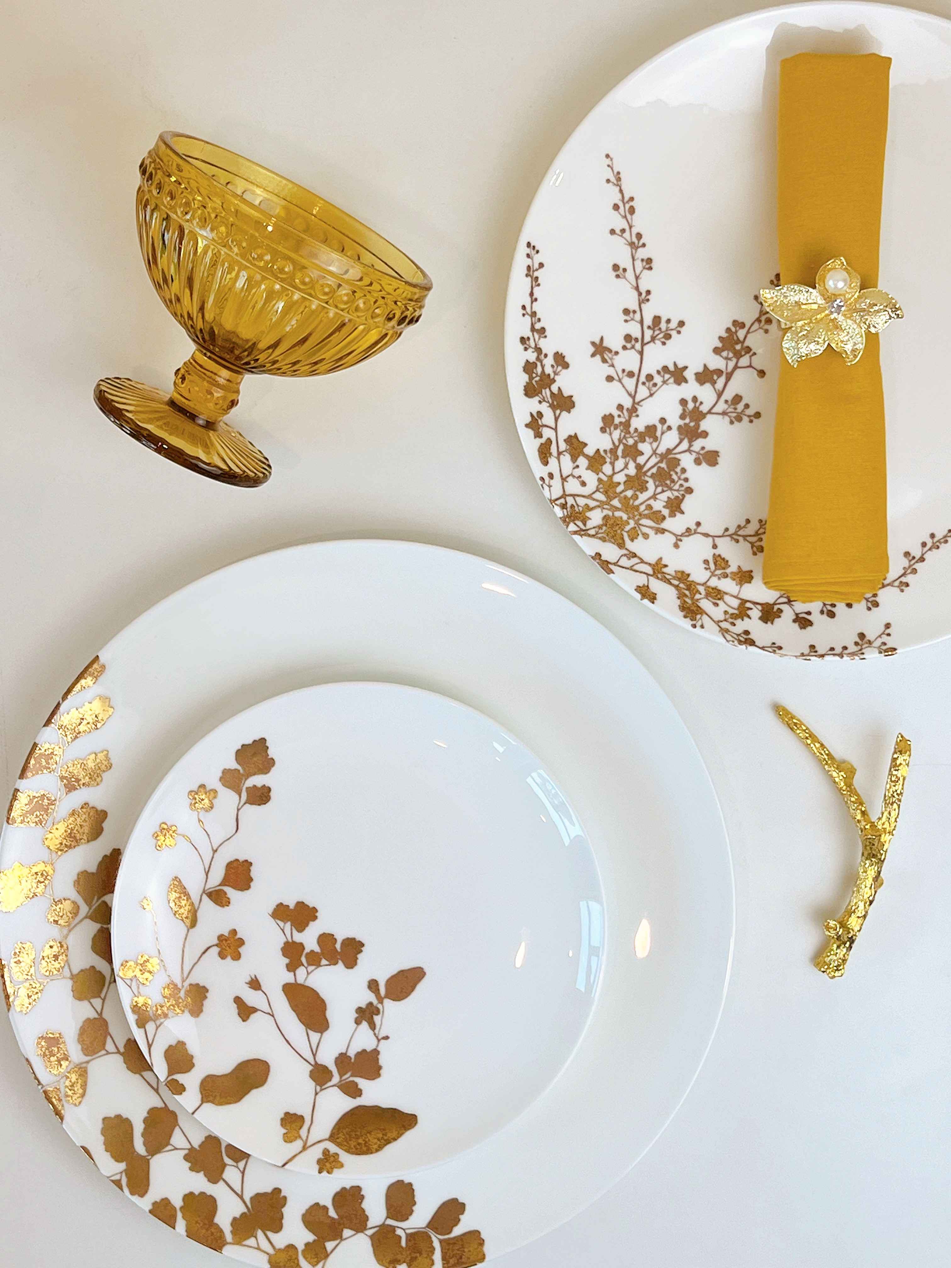 Đĩa sứ xương lá nhũ vàng