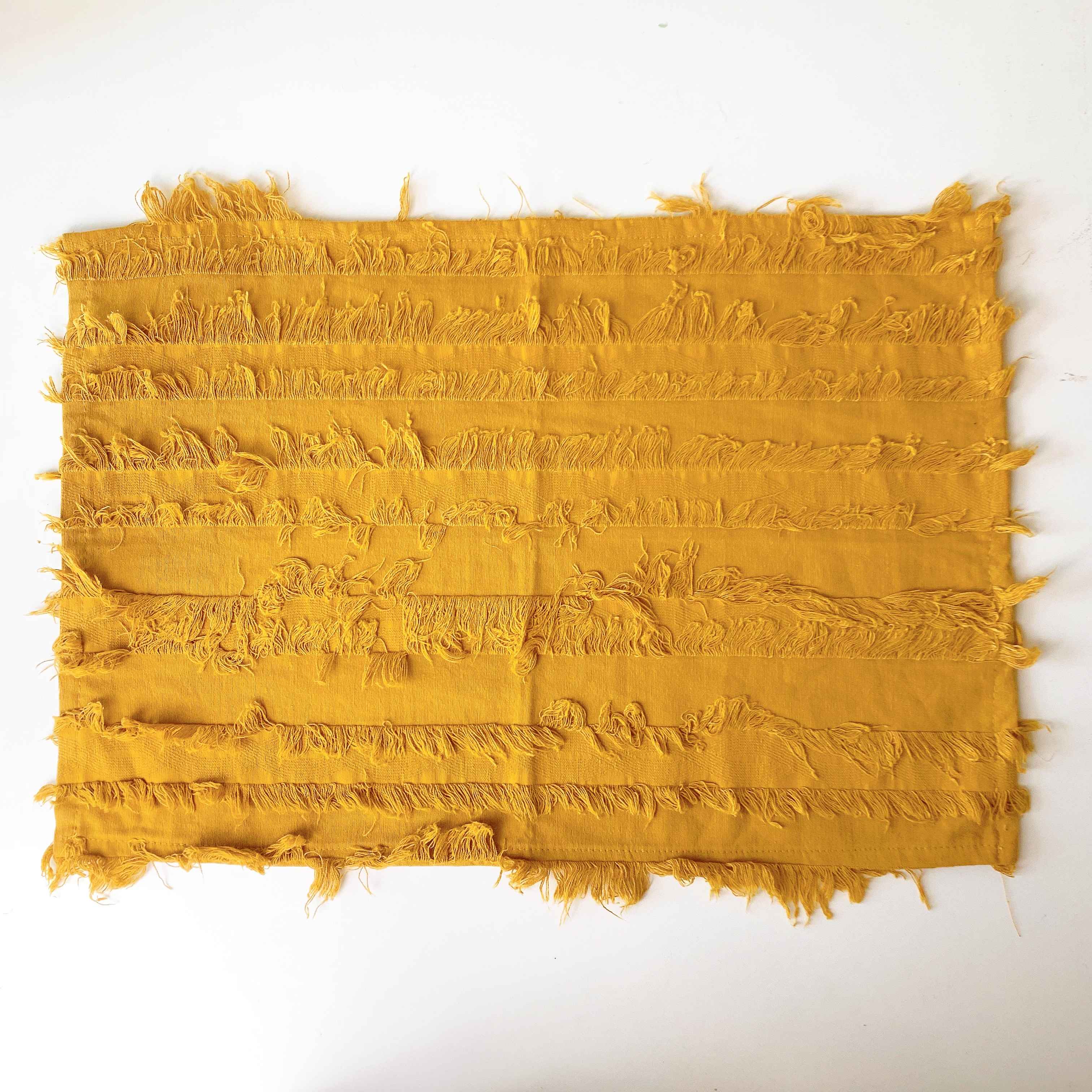 Set tiệc đen trắng matt tua rua vàng