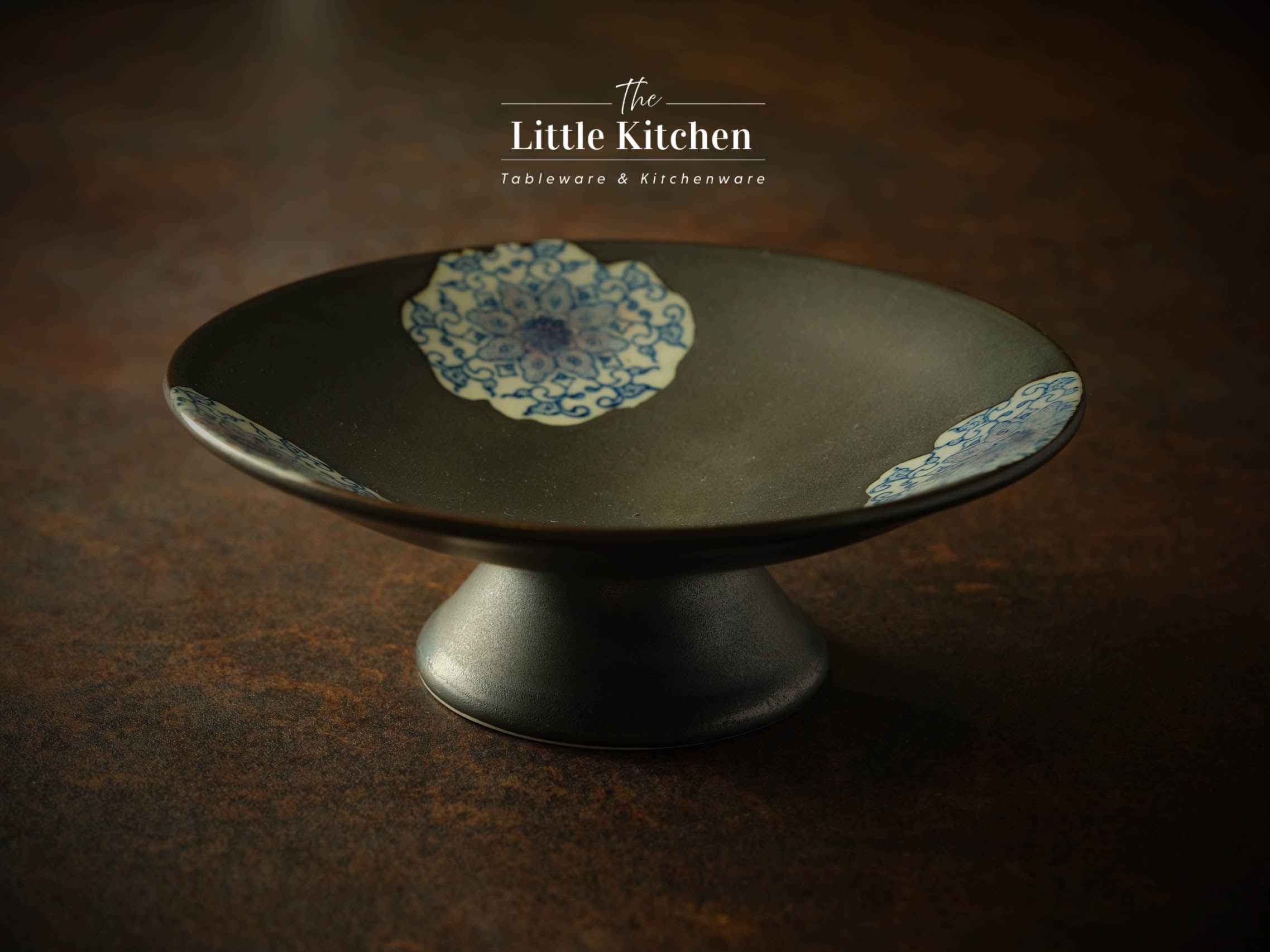 Bộ bát đĩa cao cấp phong cách Nhật Bản màu đen đắp hoa.