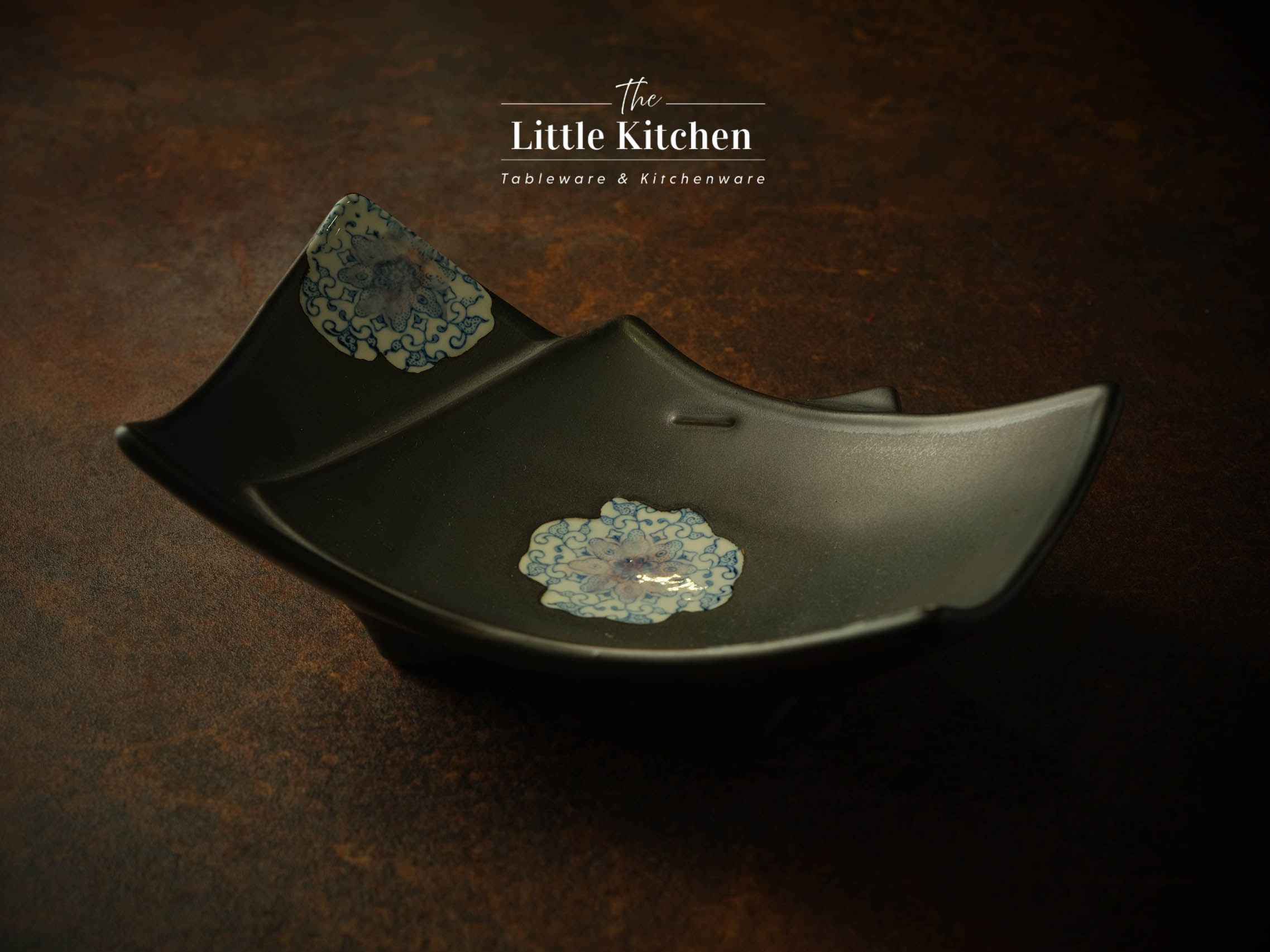 Bộ bát đĩa cao cấp phong cách Nhật Bản màu đen đắp hoa.