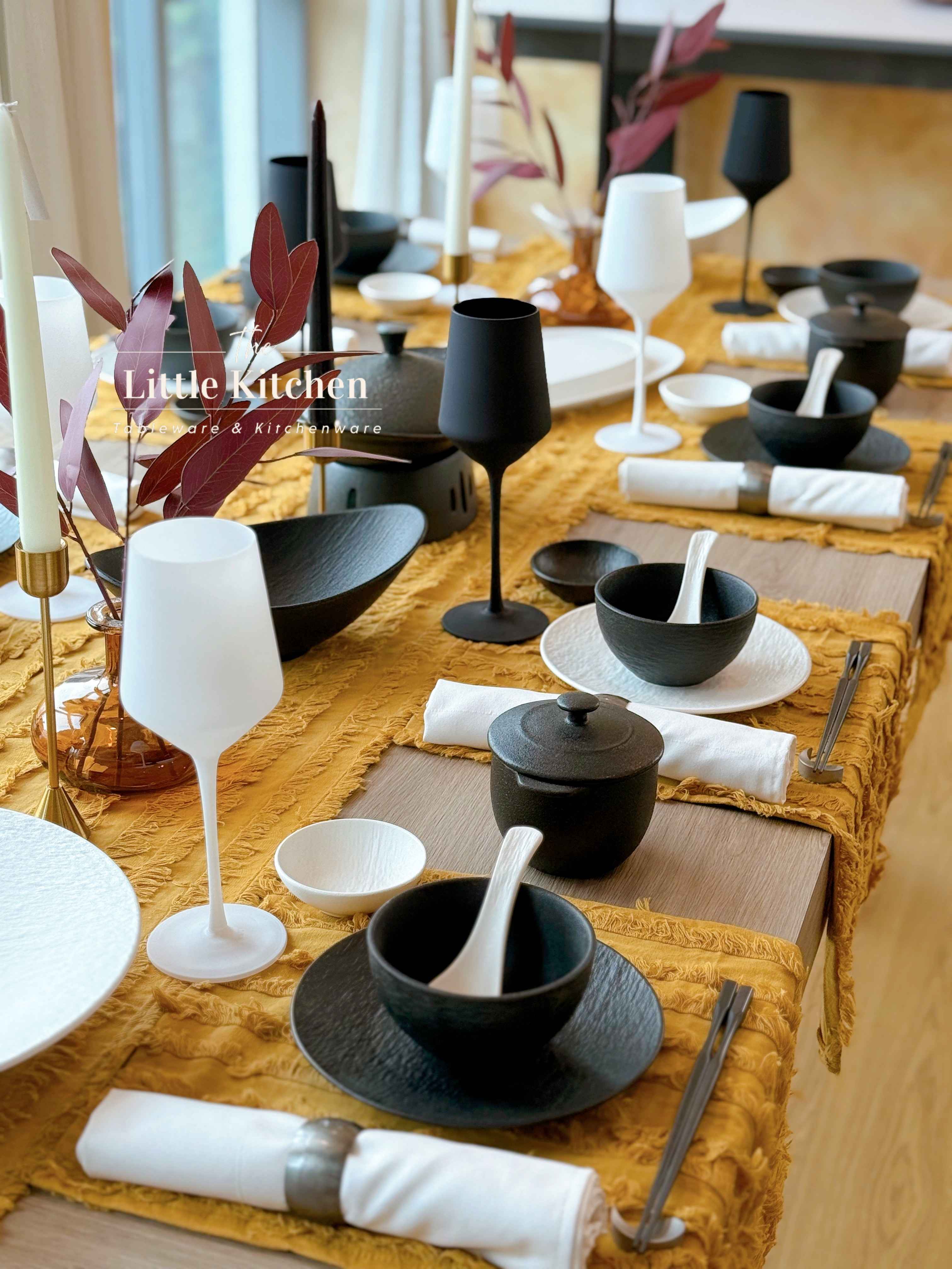 Set tiệc đen trắng matt tua rua vàng