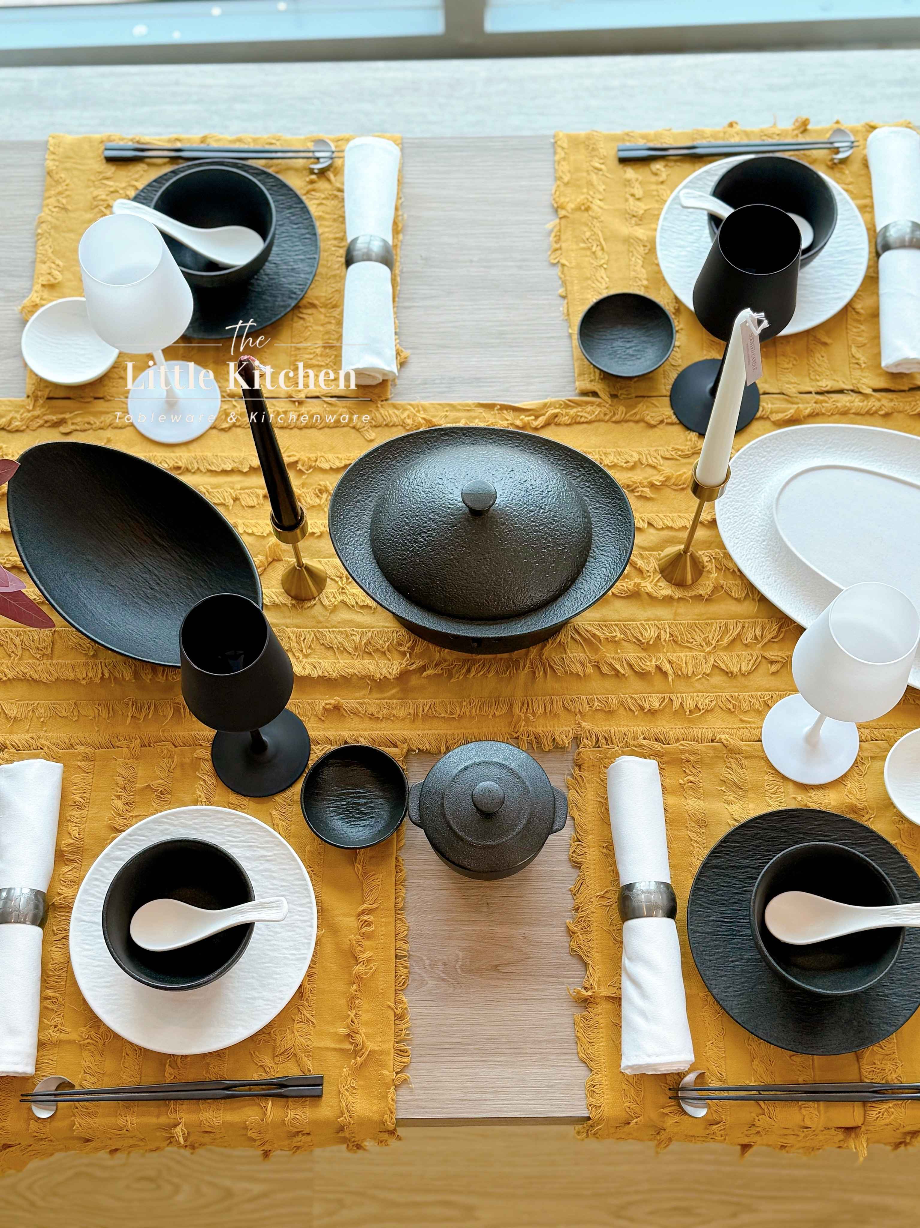 Set tiệc đen trắng matt tua rua vàng