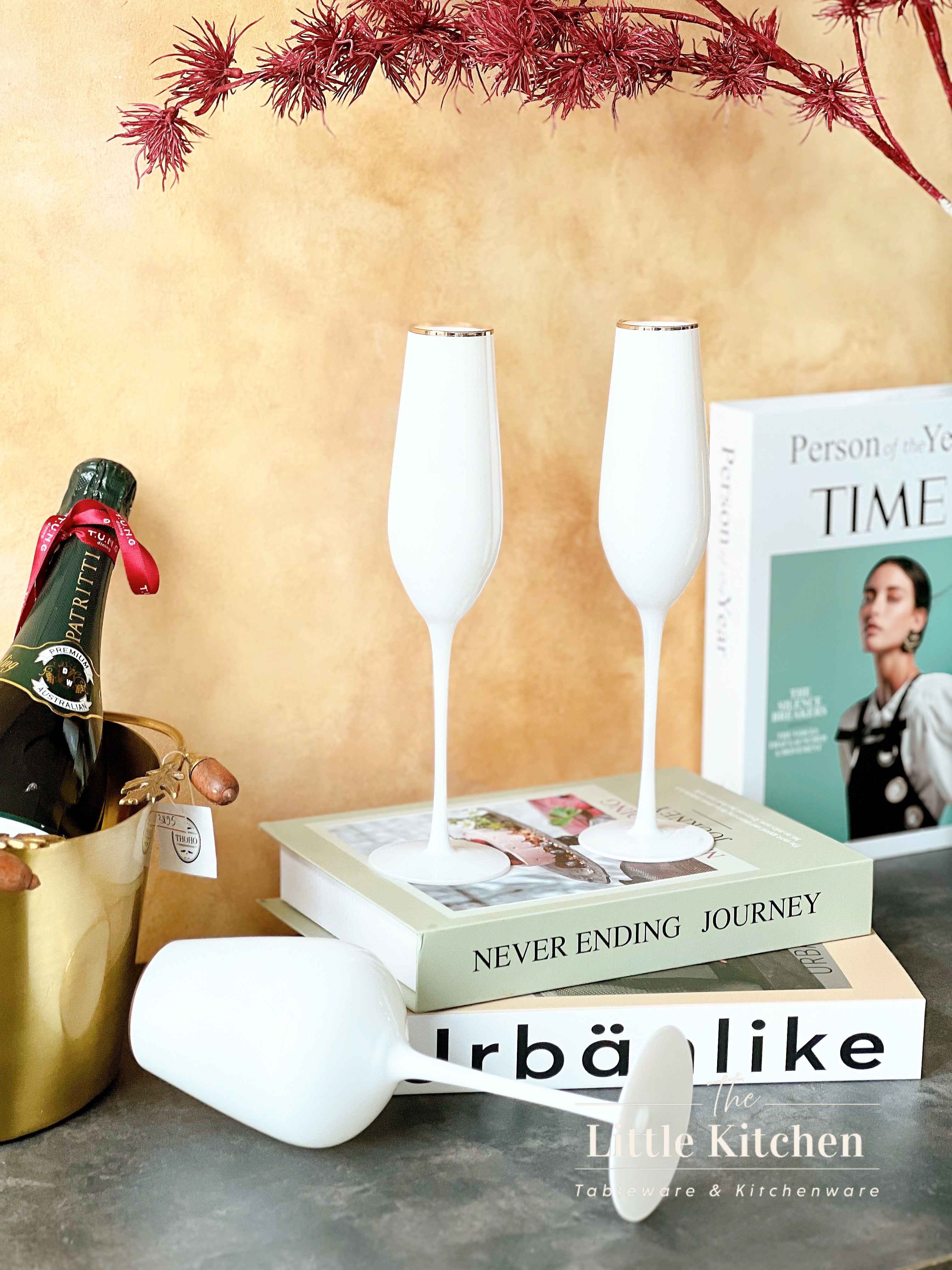 Ly thuỷ tinh trắng viền vàng