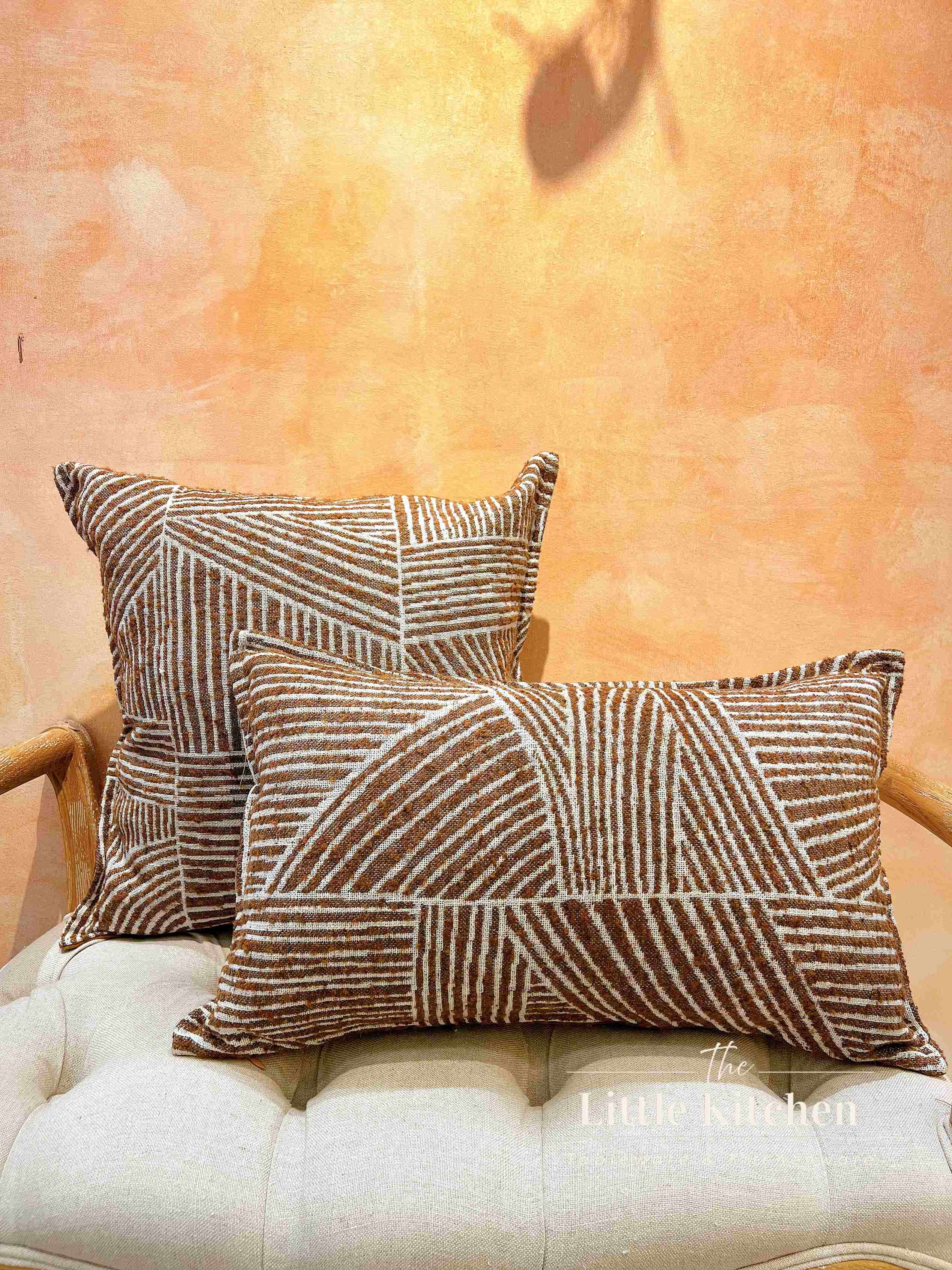 Vỏ gối kẻ sọc nâu trắng